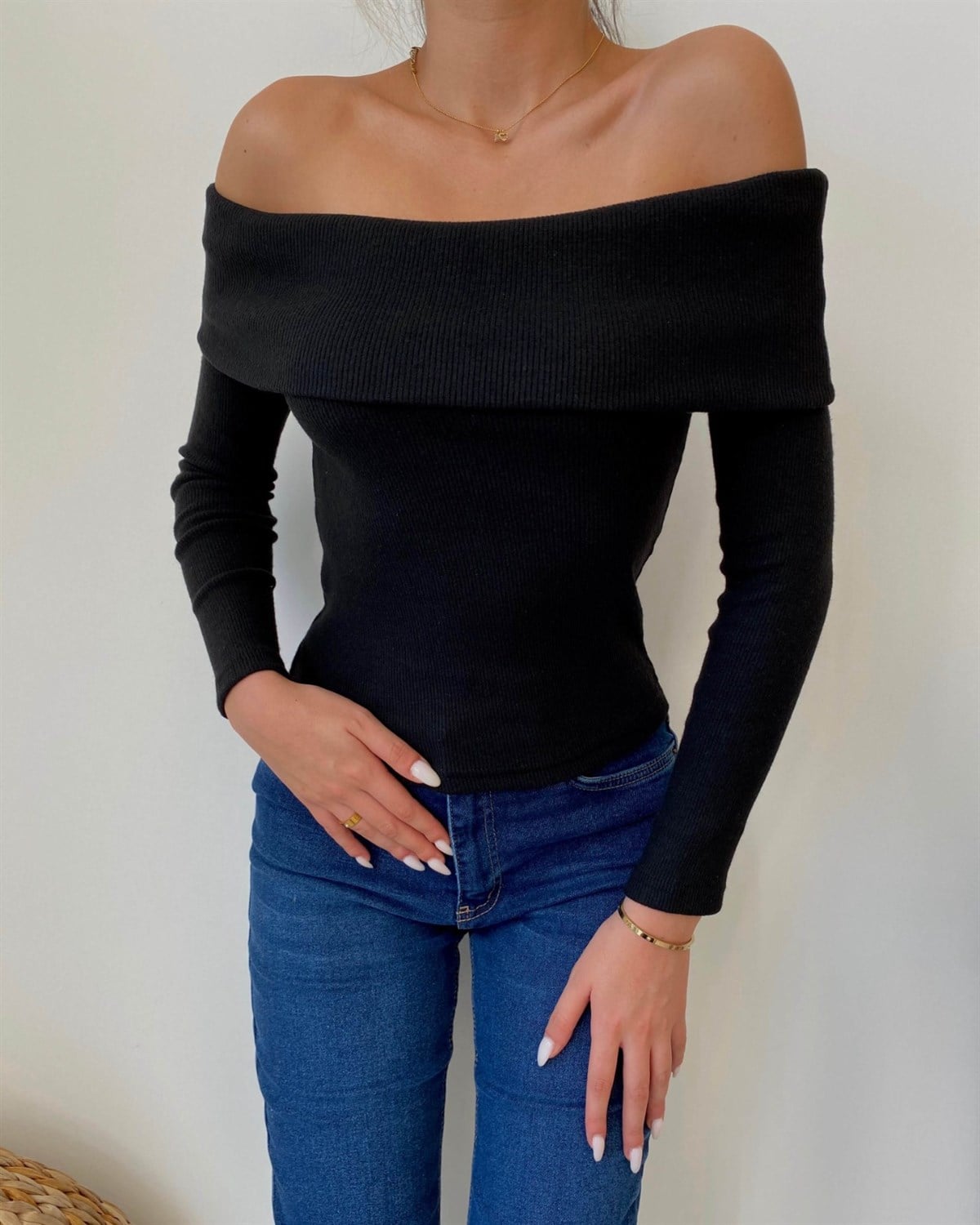 Madonna Yaka Yumoş Crop Bluz - Siyah