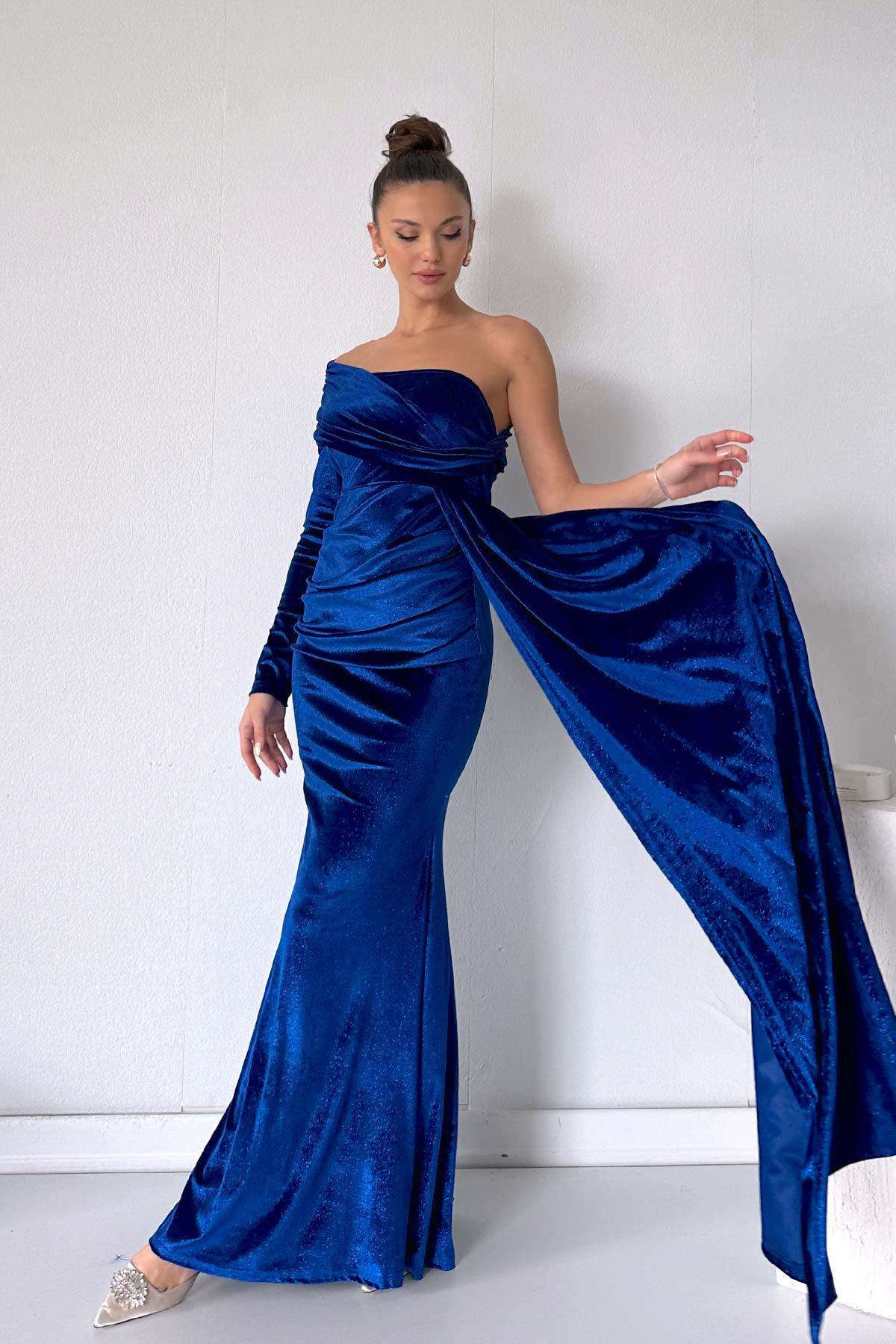 Tek Kol Kuyruk Detaylı Kendinden Simli Uzun Kadın Abiye Elbise - Saks  Mavisi| Trend&Şık Tasarımlar | minetanbutik.com.tr