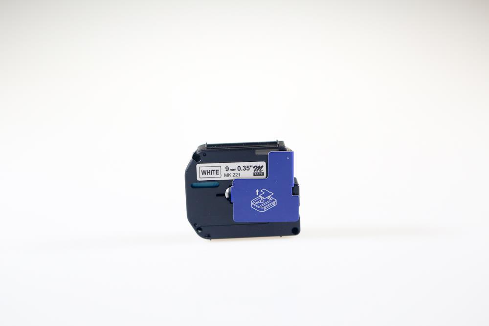PRINTPEN BROTHER P-Touch M09-K221 M-TAPE BEYAZ KAGIT ETIKETE SIYAH (9mm x 8m)