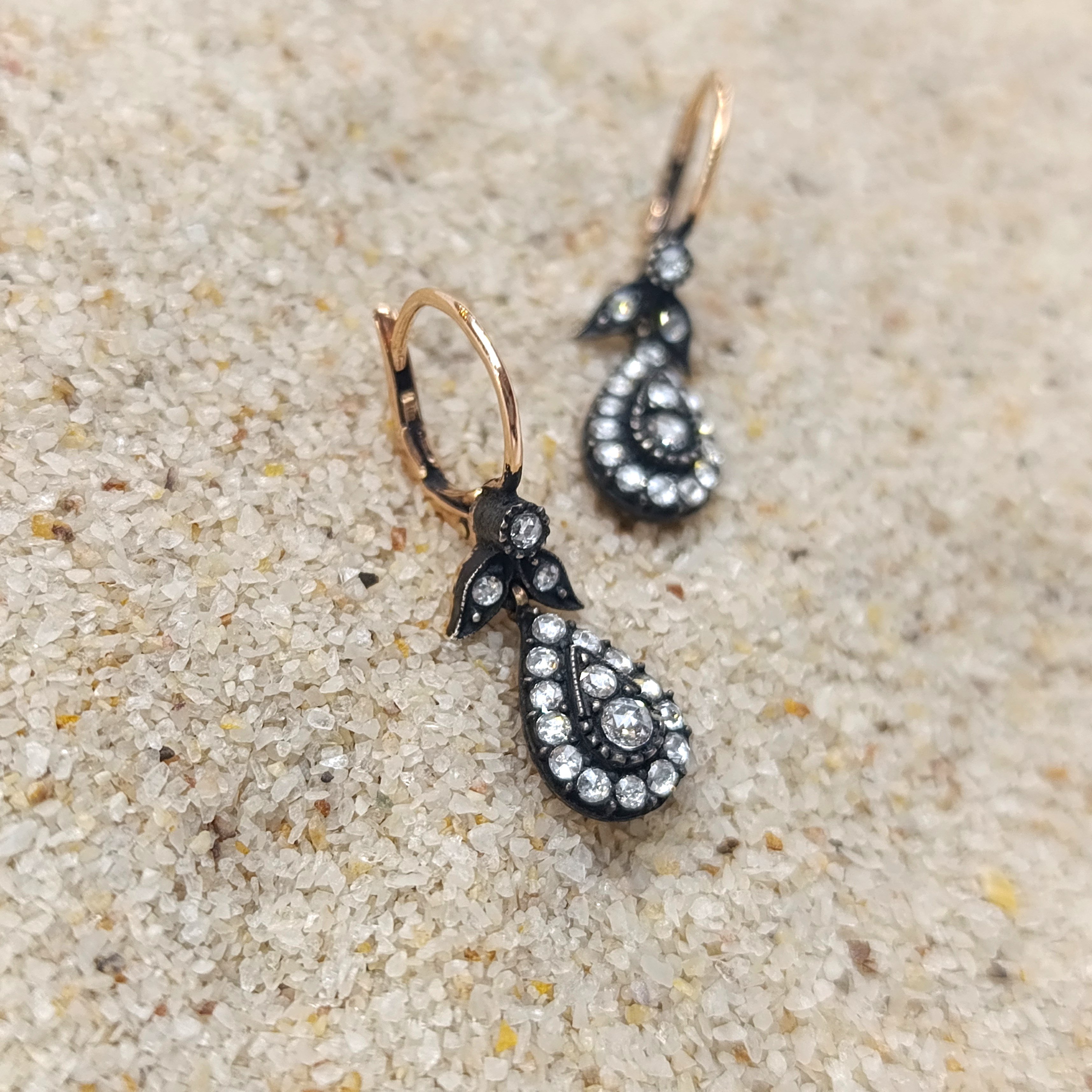 0,63ct Elmas Taşlı Kare Tek Taş Küpe 8 Ayar Altın HD VİDEOLU
