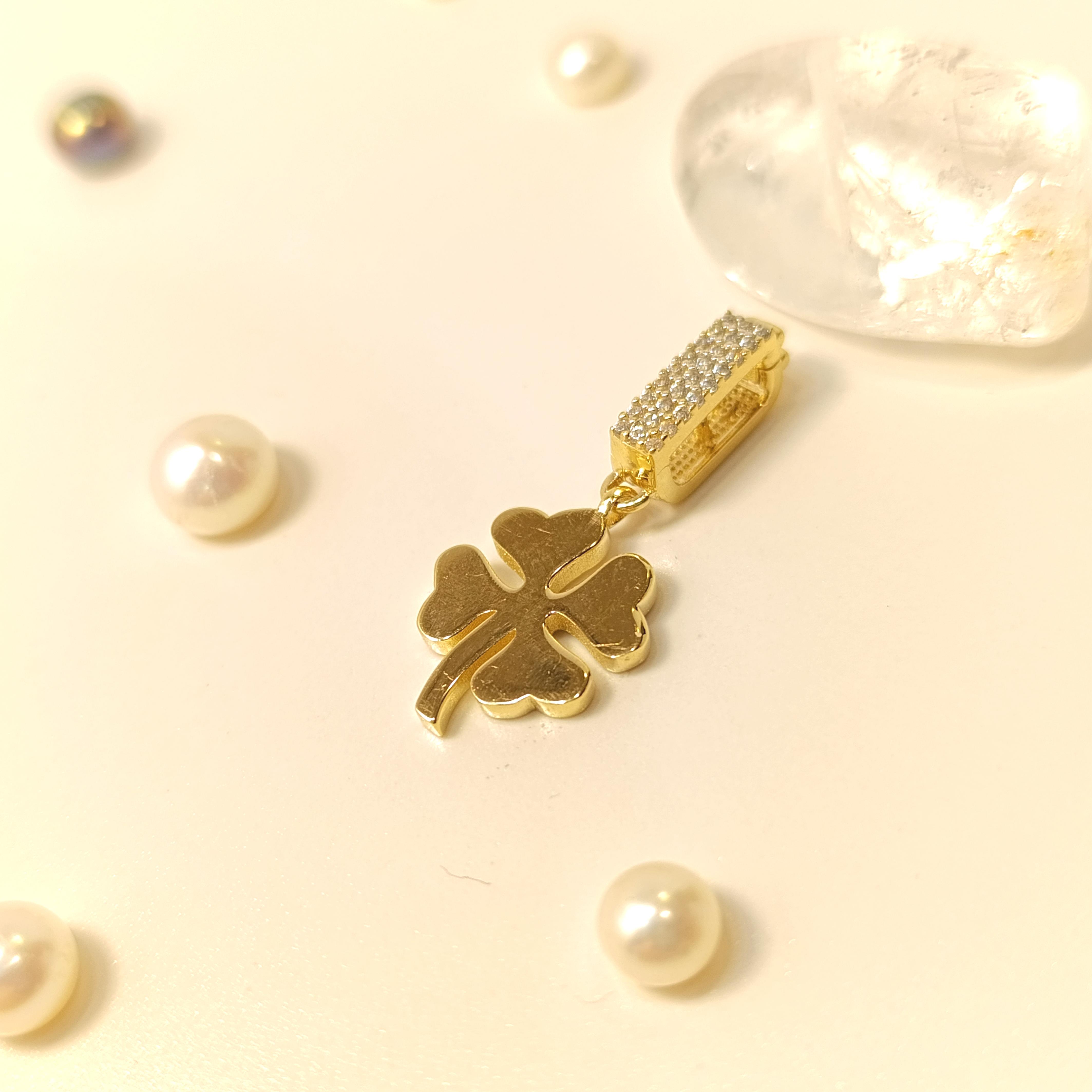 Charm Yonca Kolye 14 Ayar  Altın HD VİDEOLU