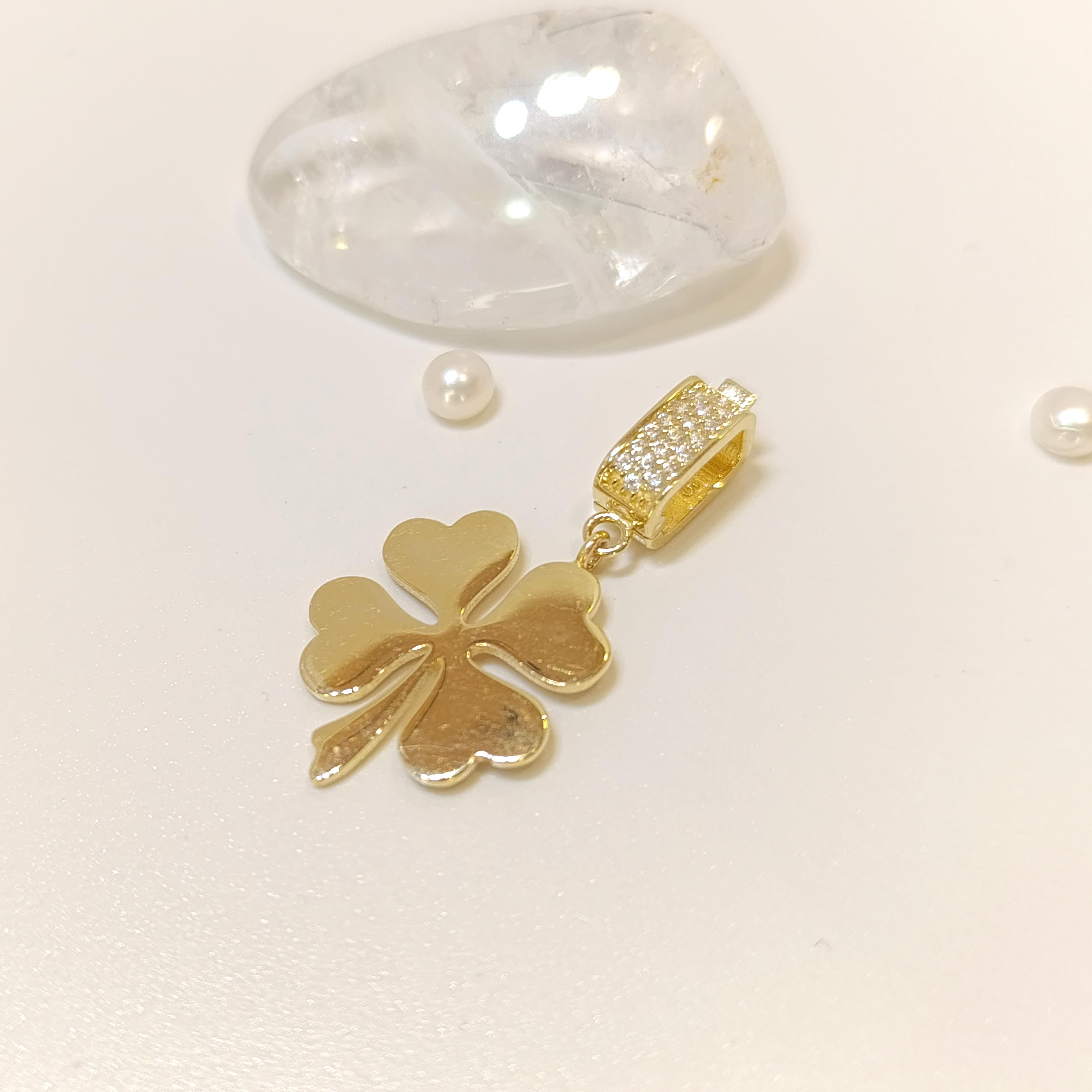 Charm Yonca Kolye 14 Ayar Altın HD VİDEOLU