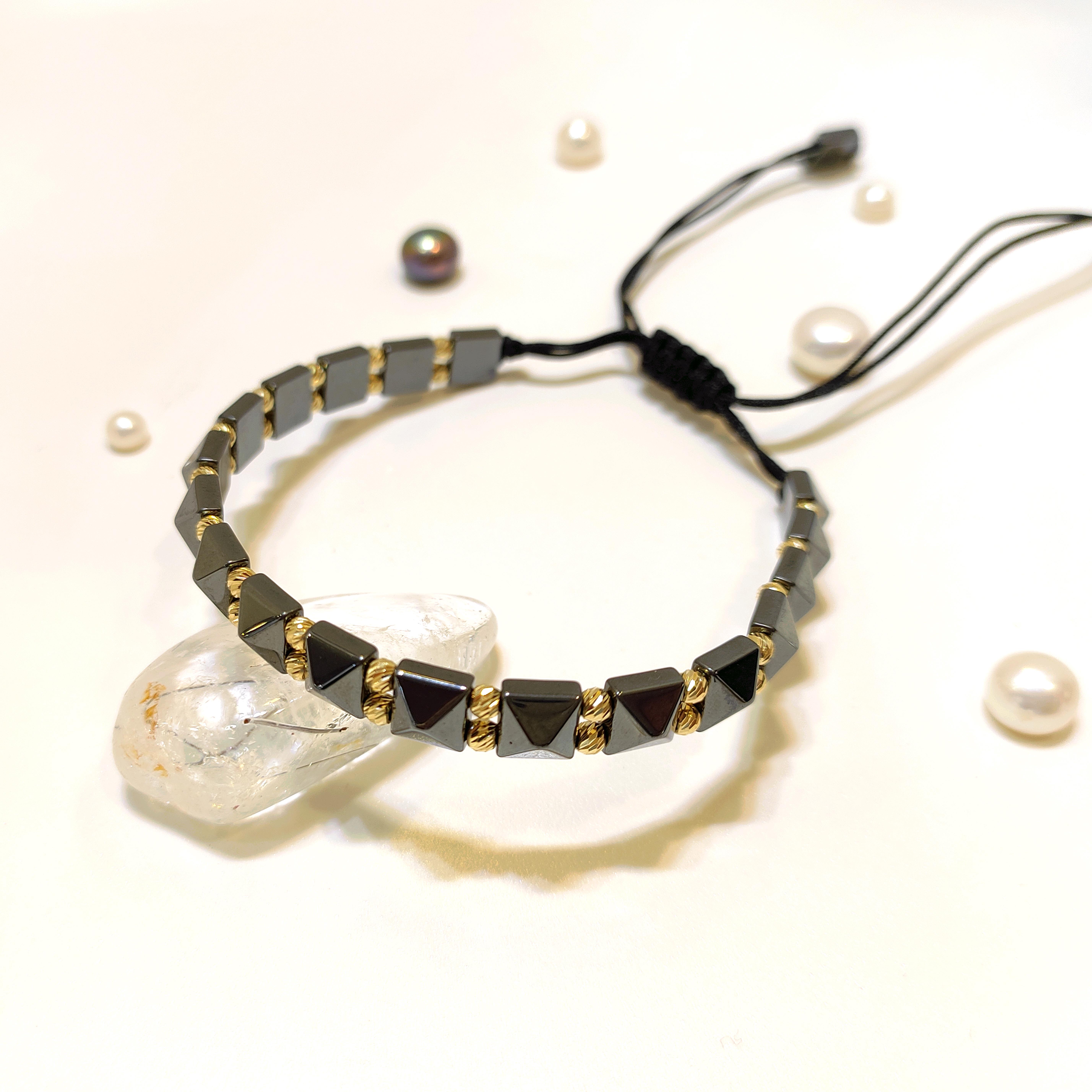 Piramit Hematit Dorika Toplu Makrome Bileklik Künye 14 Ayar Altın HD VİDEOLU