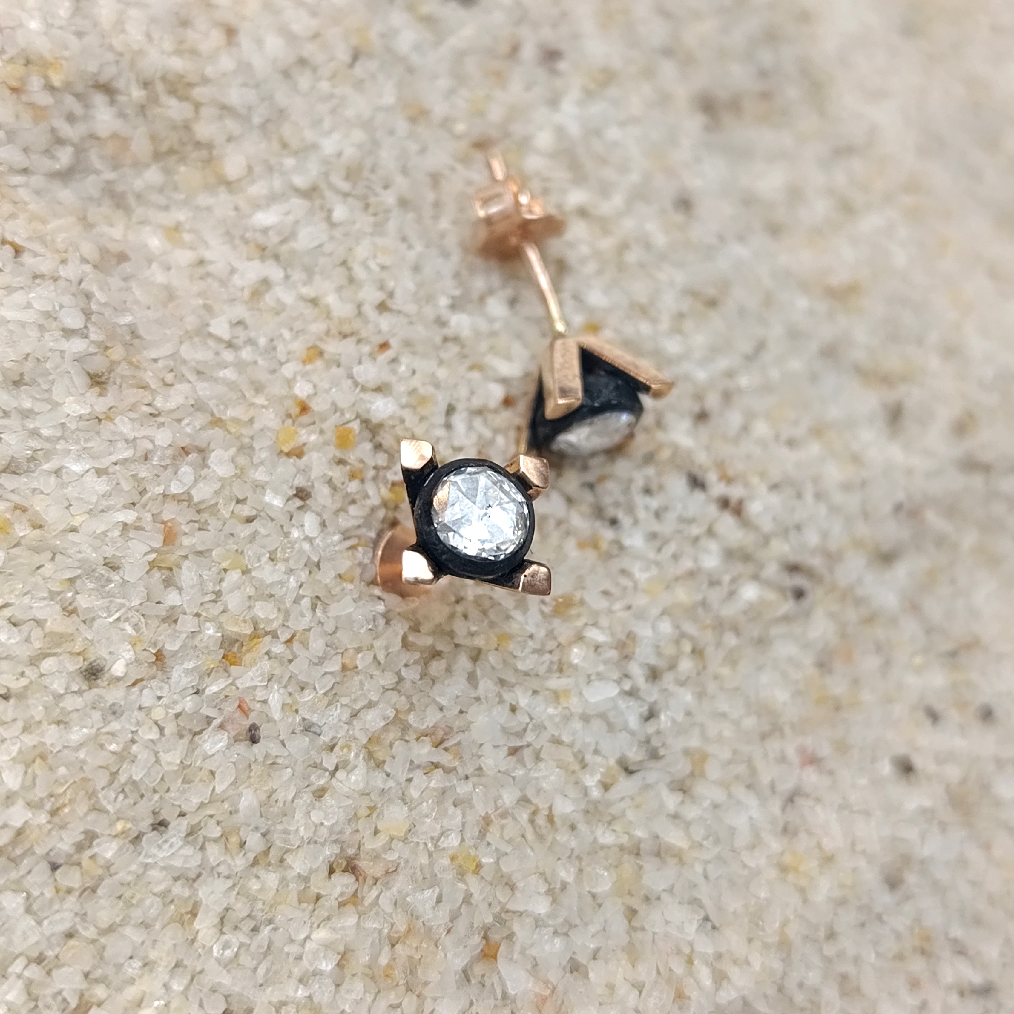 0,50ct Elmas Taşlı Kare Tek Taş Küpe 8 Ayar Altın HD VİDEOLU