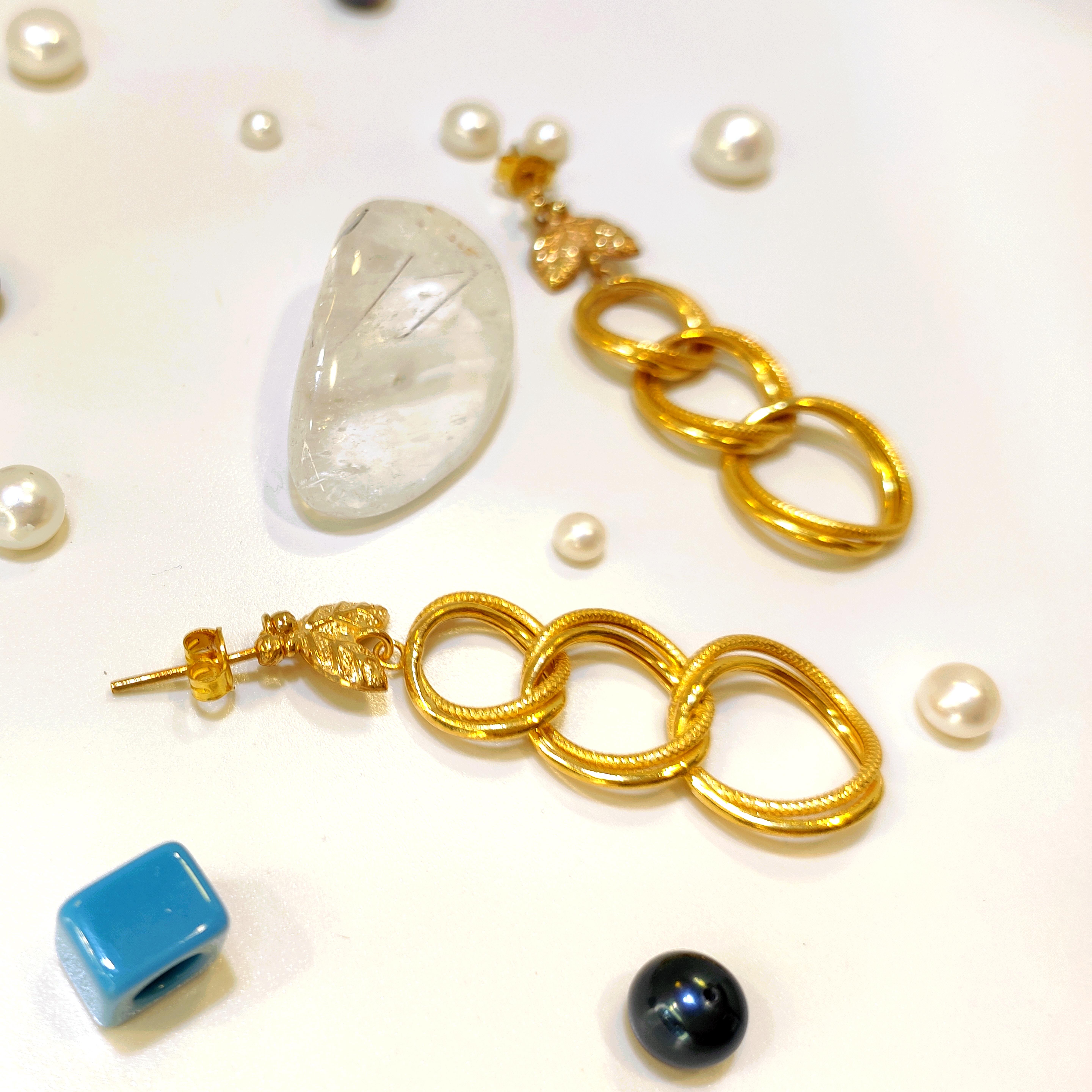 Saman Yolu Sallanan Vidalı Küpe 22 Ayar Altın HD VİDEOLU