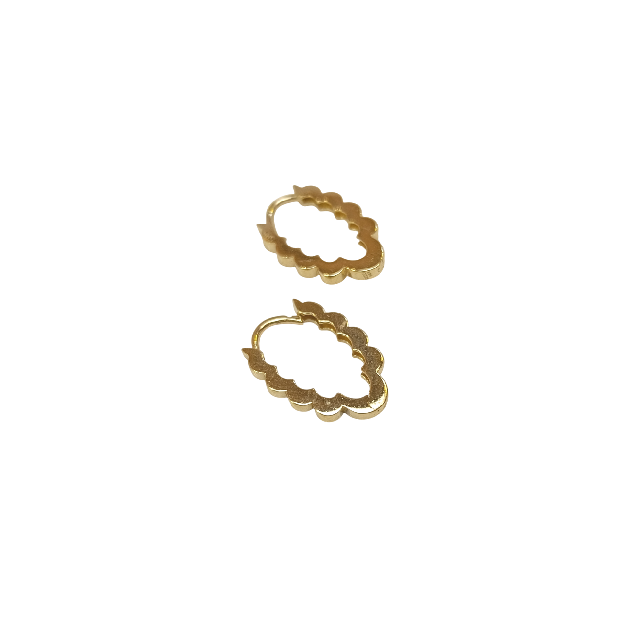 17mm Dalgalı Oval Halka Küpe 14 Ayar Altın HD VİDEOLU