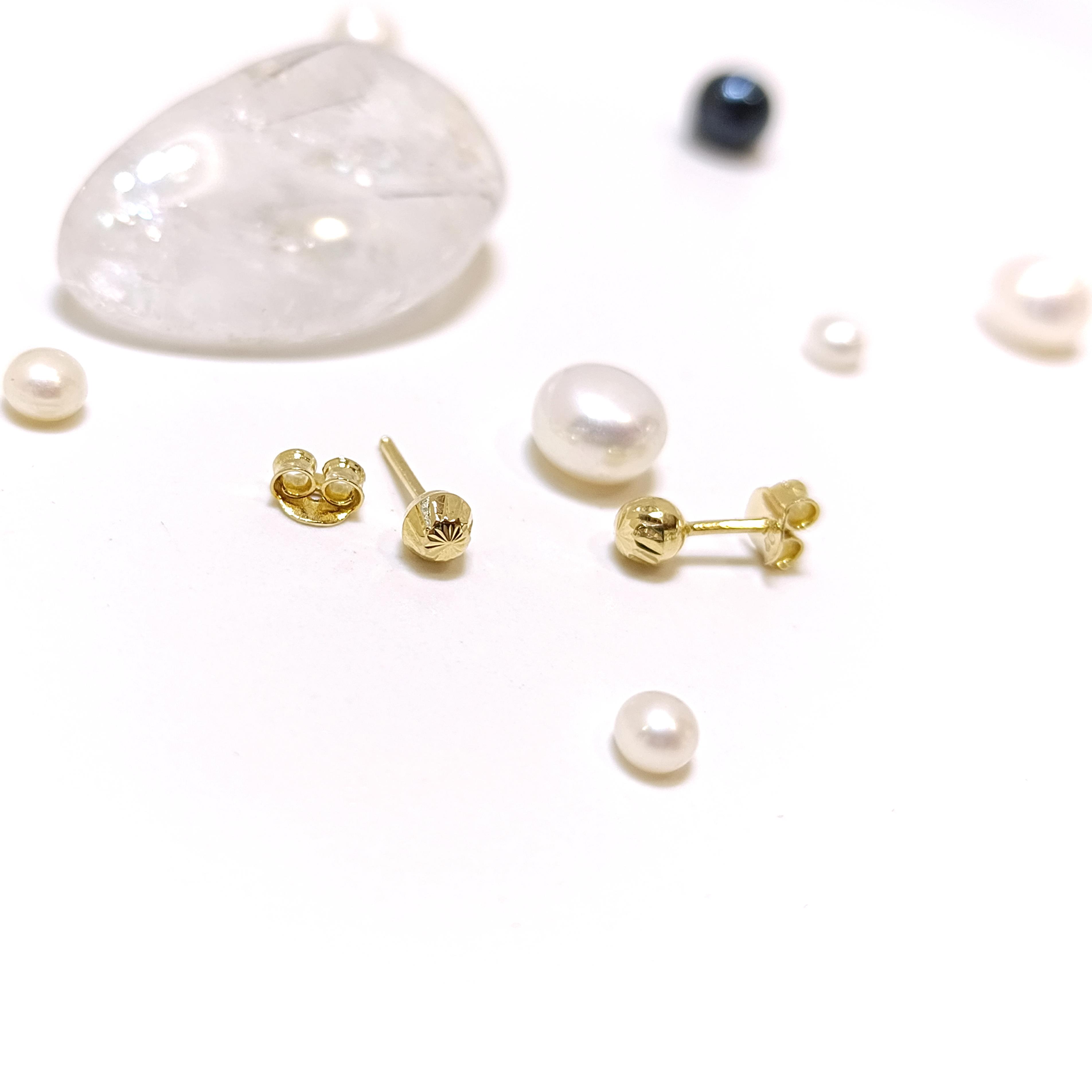4.1mm Vidalı Dorika Toplu Küpe 14 Ayar Altın HD VİDEOLU