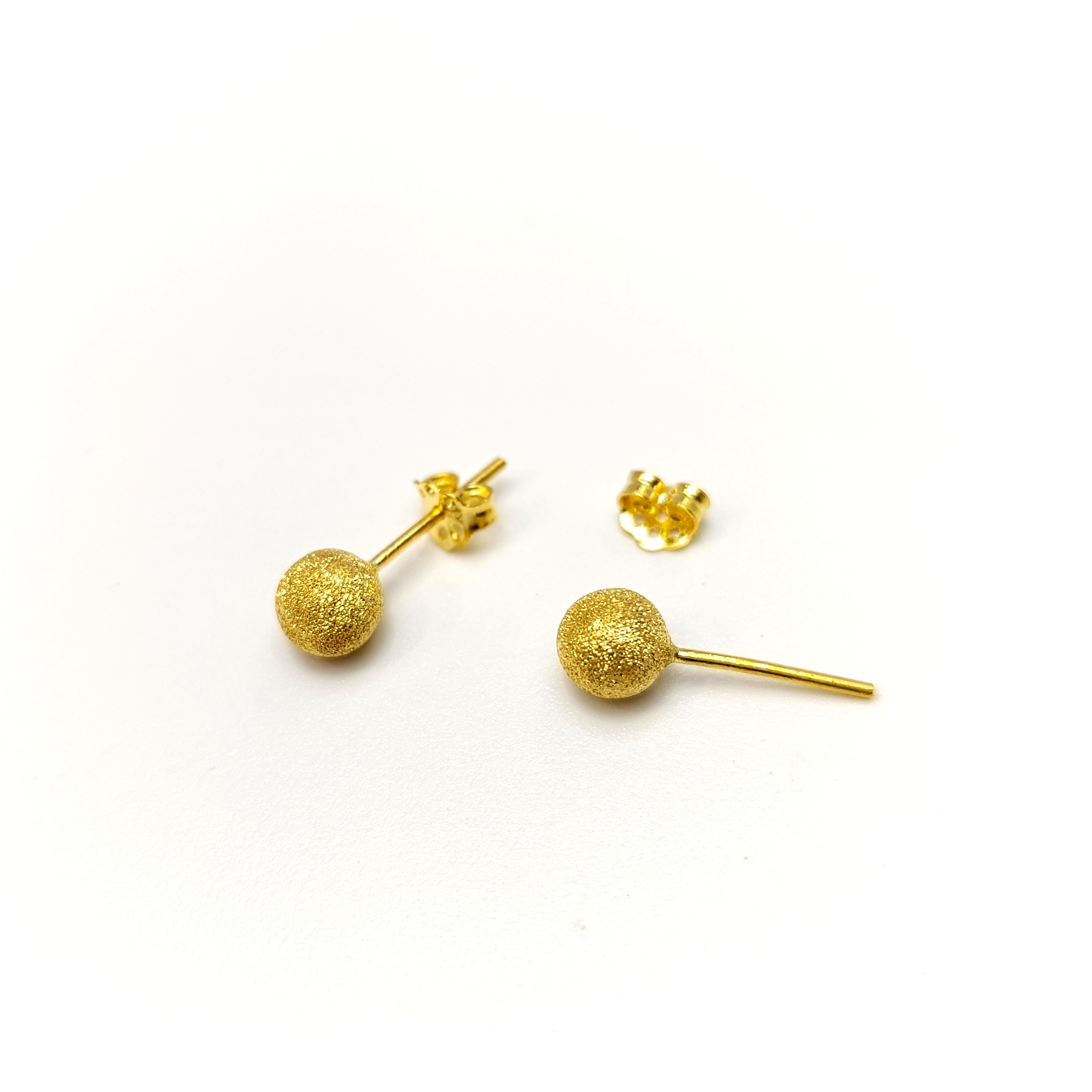 6.2mm Kumlu Toplu Küpe 14 Ayar Altın HD VİDEOLU