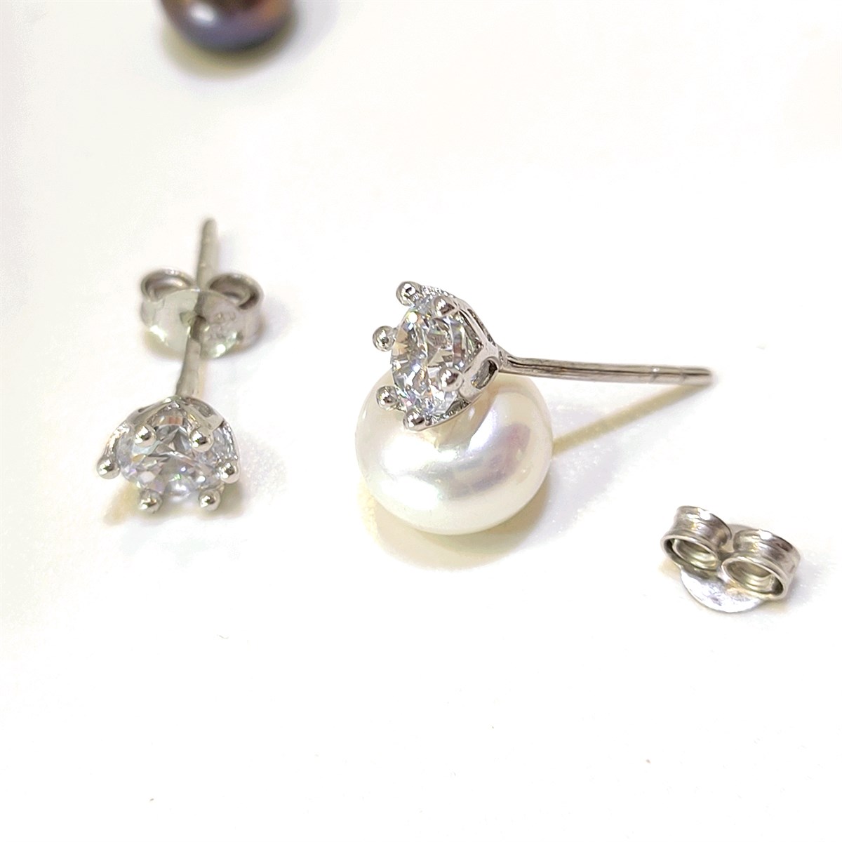 6.5mm Altı Tırnaklı Tek Taş Küpe Altın HD VİDEOLU