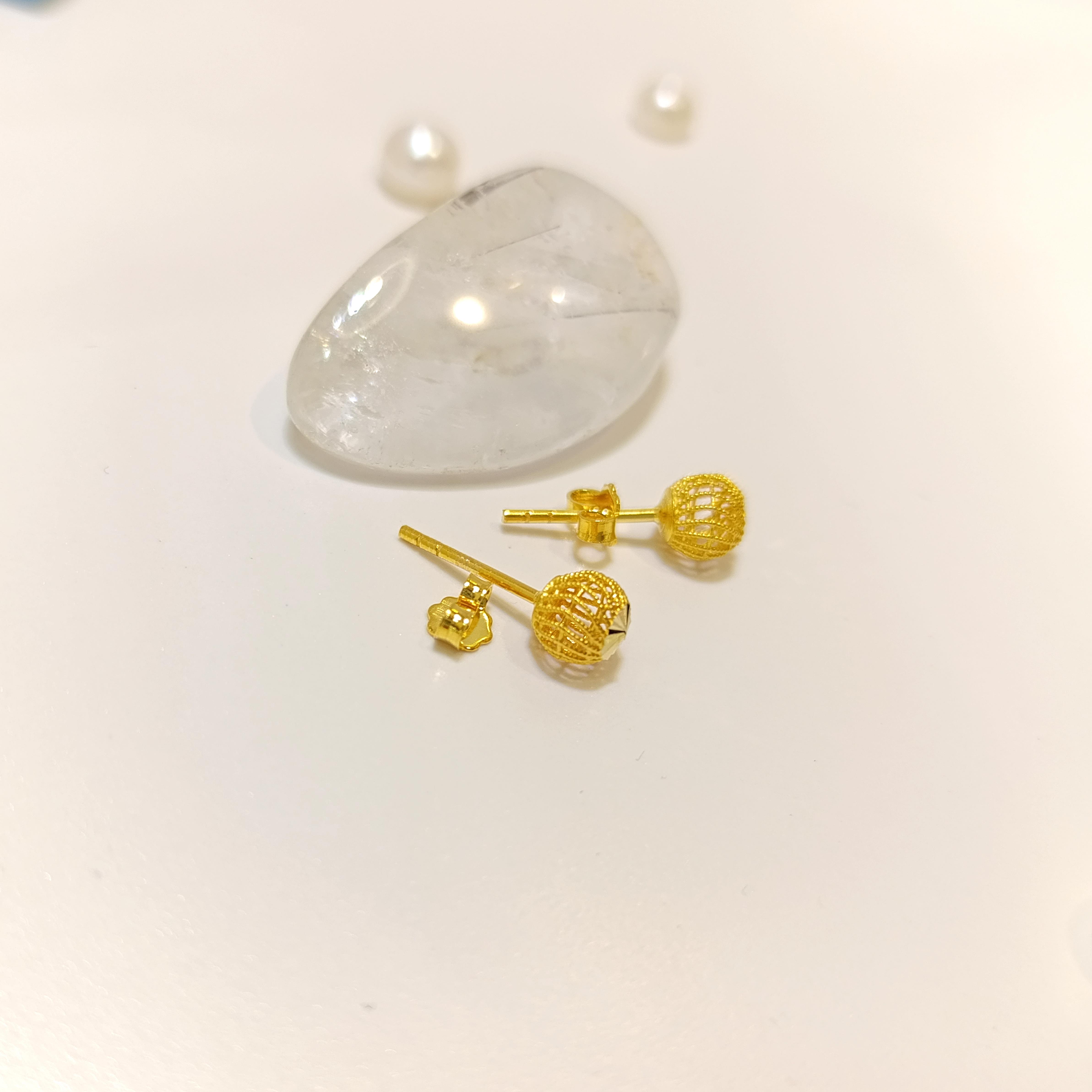 6mm Telkare Dorika Vidalı Küpe 14 Ayar Altın HD VİDEOLU