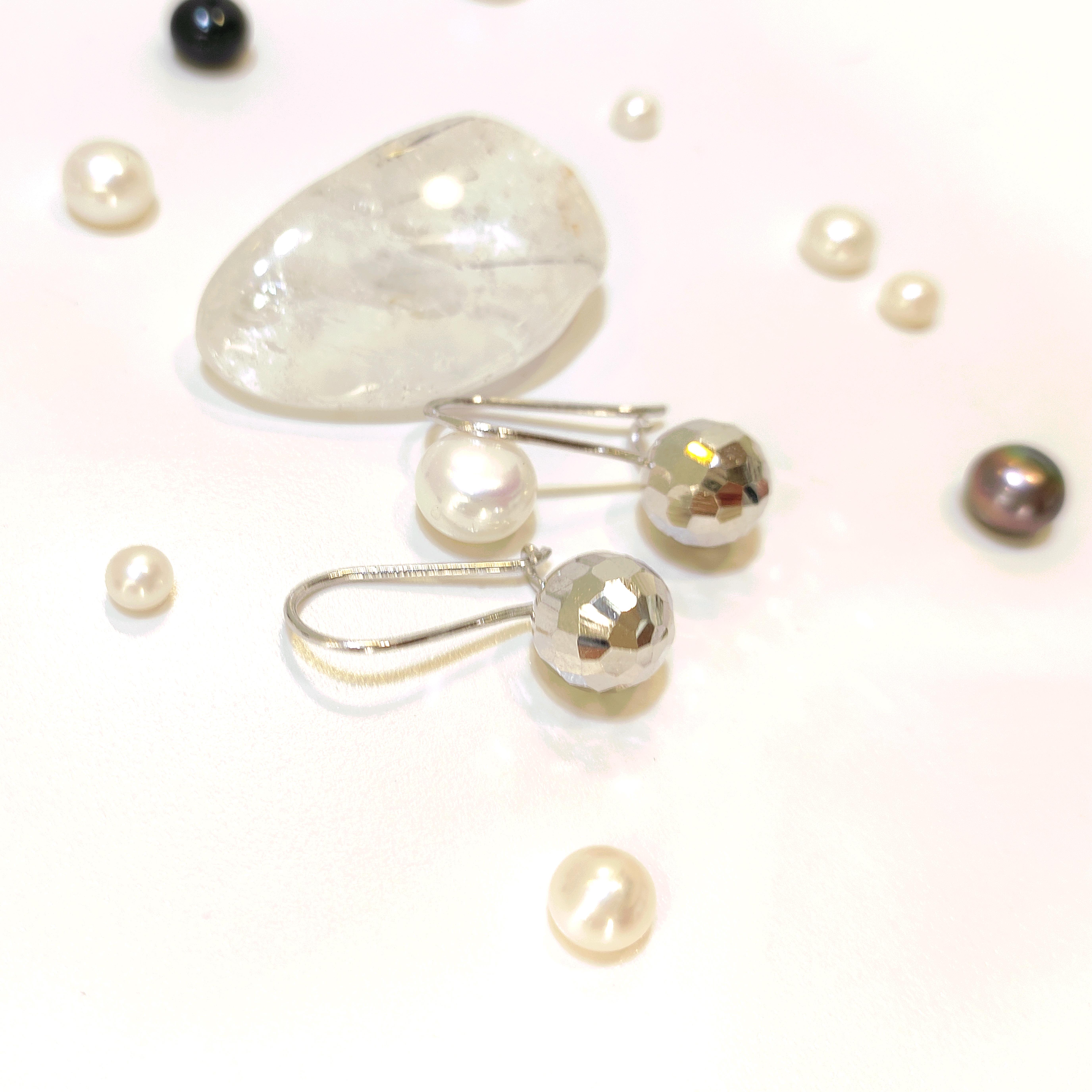 Beyaz Dövme Top Küpe 14 Ayar Altın HD VİDEOLU