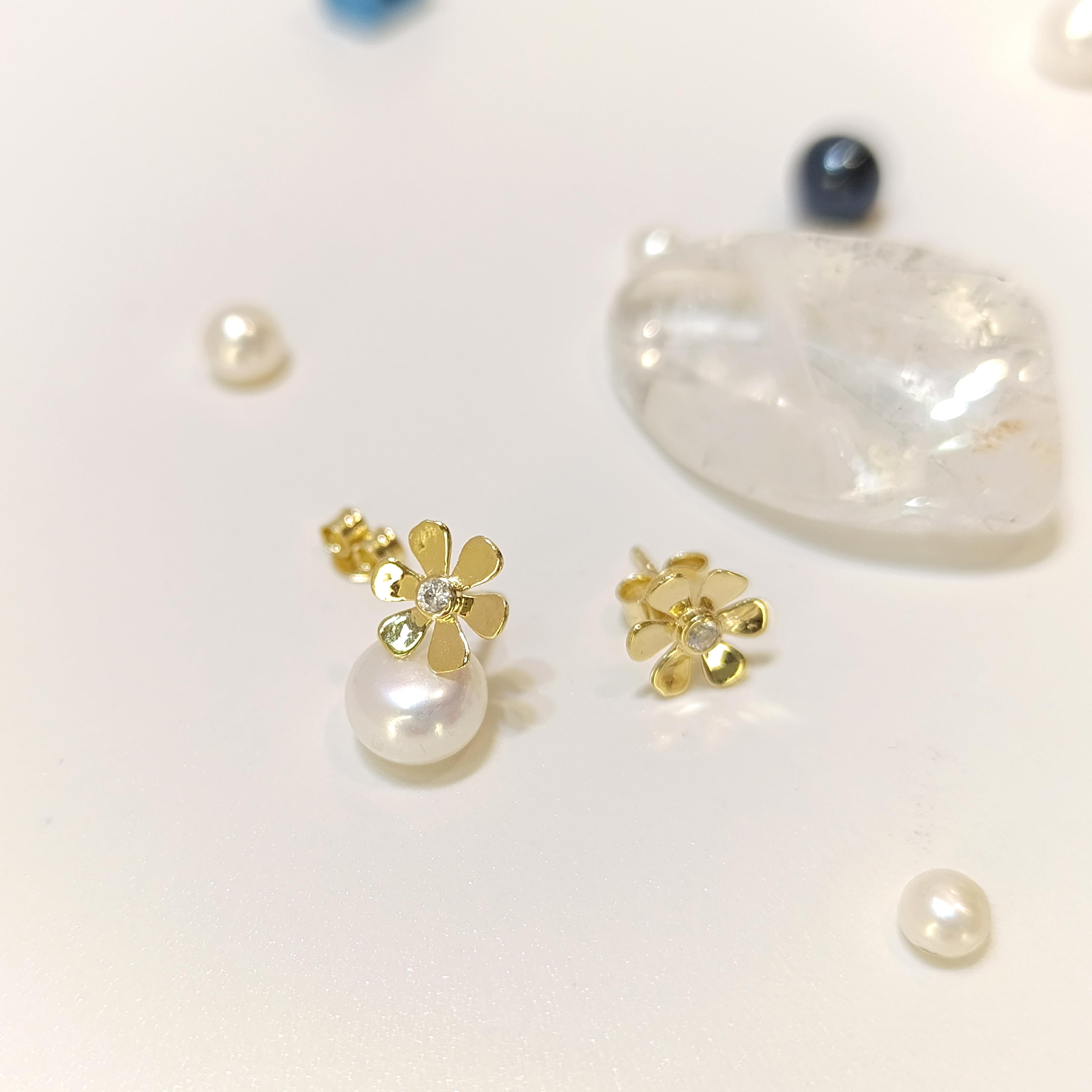 Çiçek Vidalı Küpe 14 Ayar Altın HD VİDEOLU