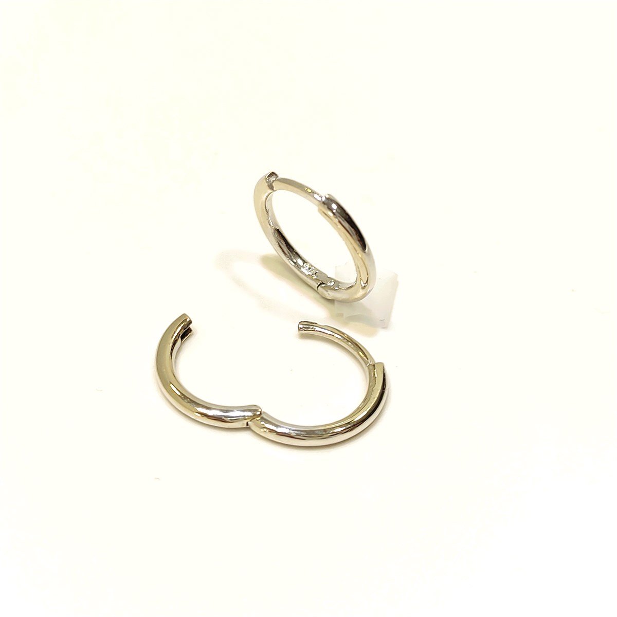 Klasik Döküm Halka Küpe 14 Ayar Altın 4K VİDEO