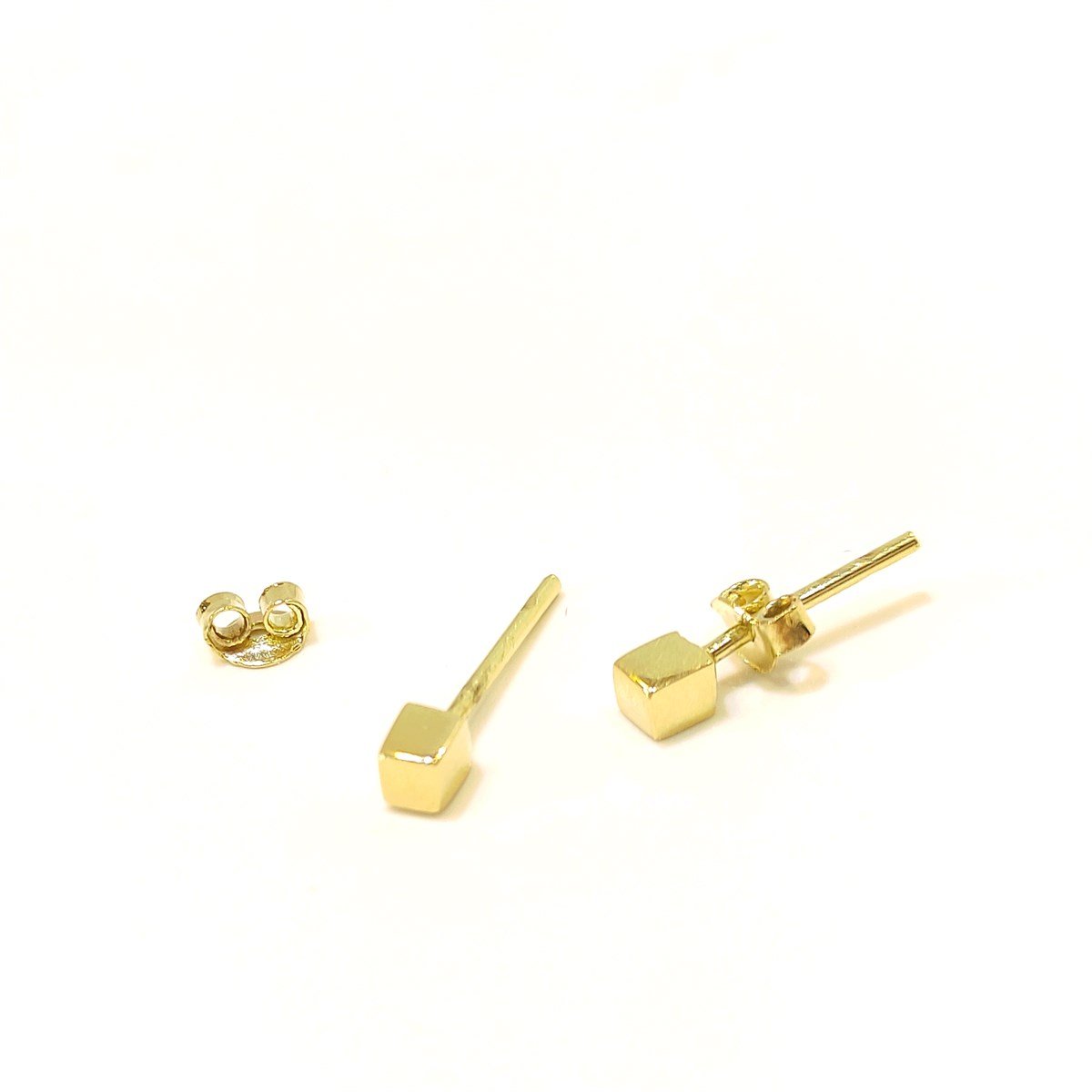 Küp Vidalı Küpe 14 Ayar Altın 4K VİDEOLU