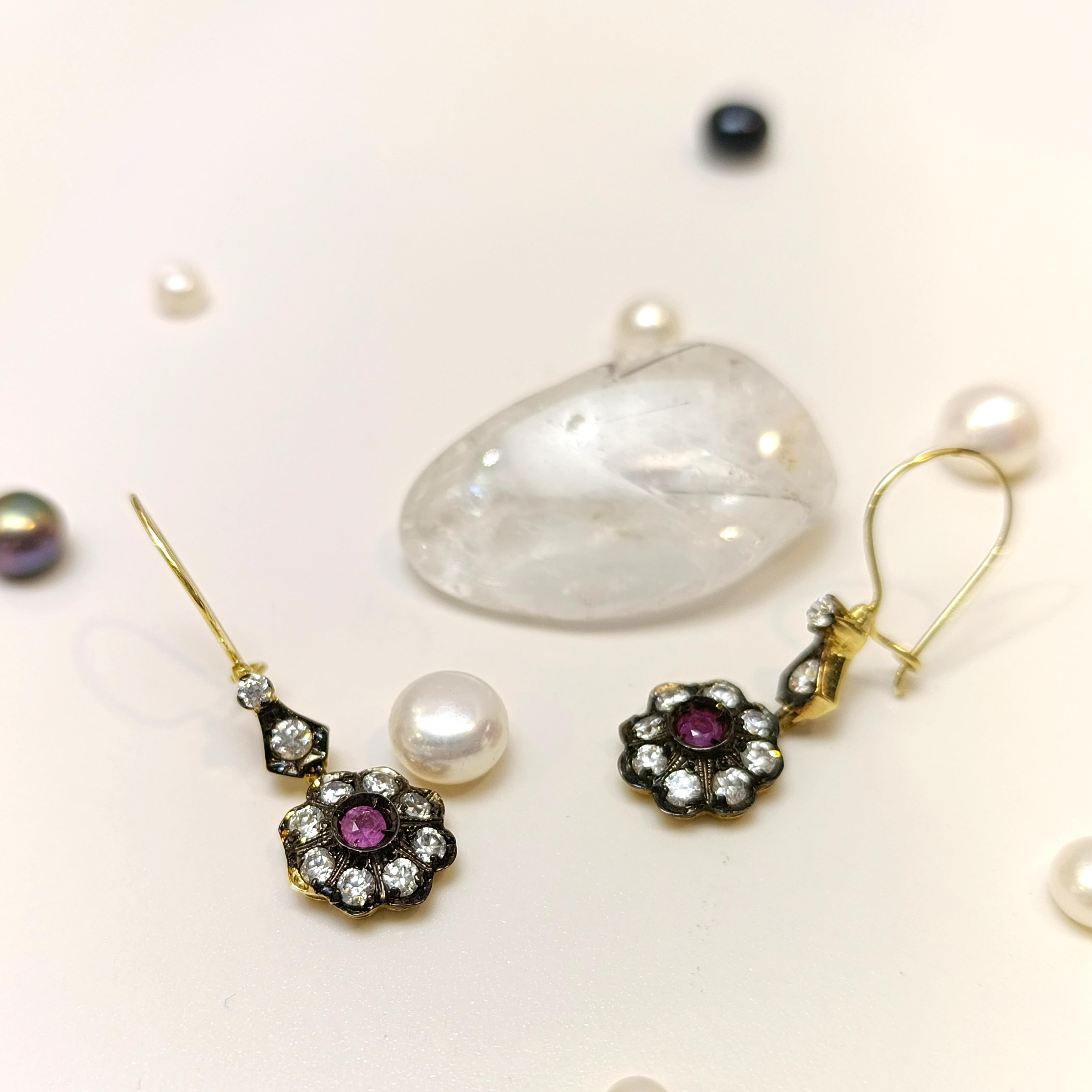 Salalanan Kırmızı Taşlı Gül Modeli Küpe 14 Ayar Altın HD VİDEOLU