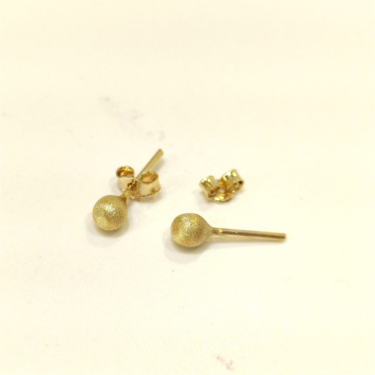 Top Vidalı Küpe 14 Ayar Altın 4K VİDEOLU