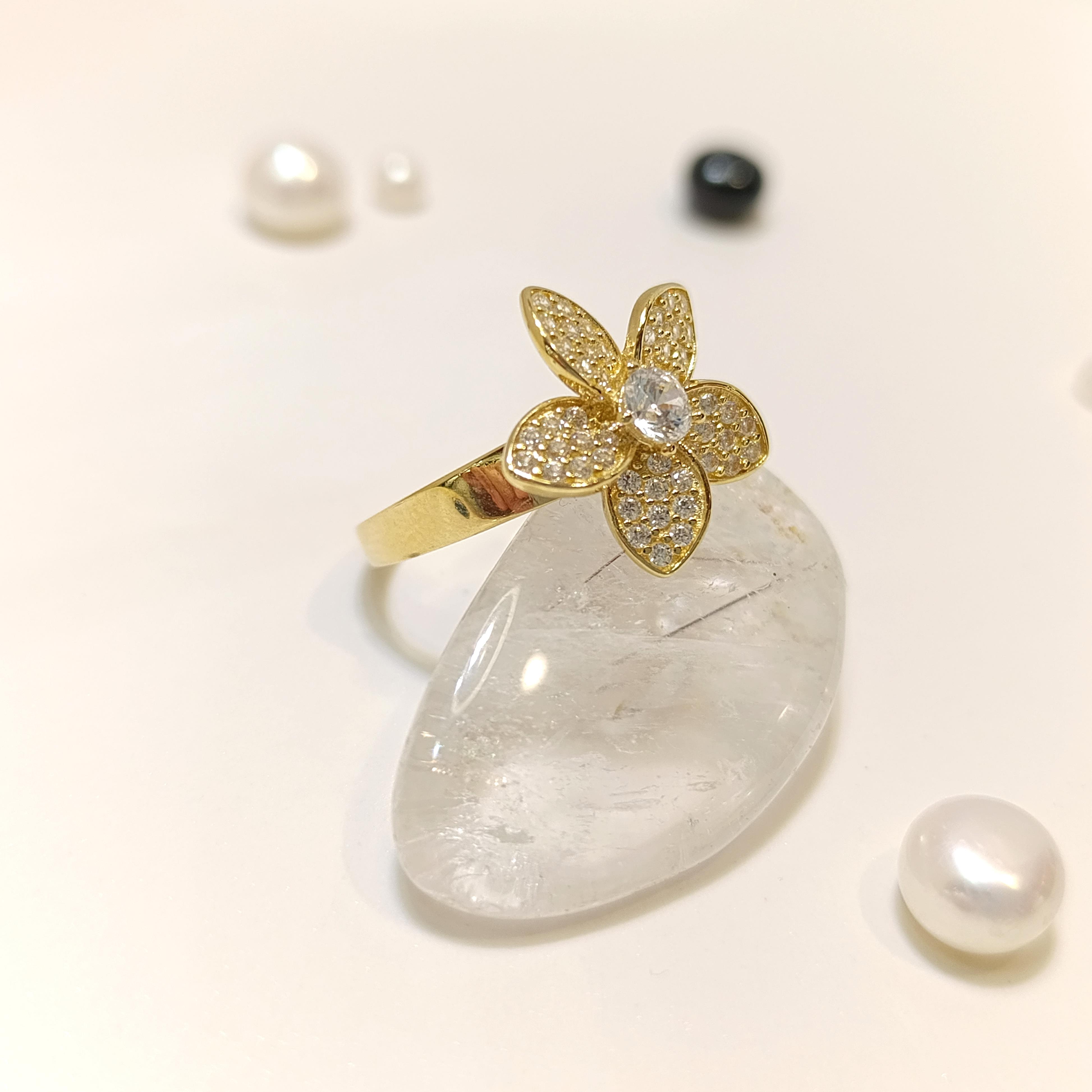 Papatya Taşlı Yüzük 14 Ayar Altın HD VİDEOLU