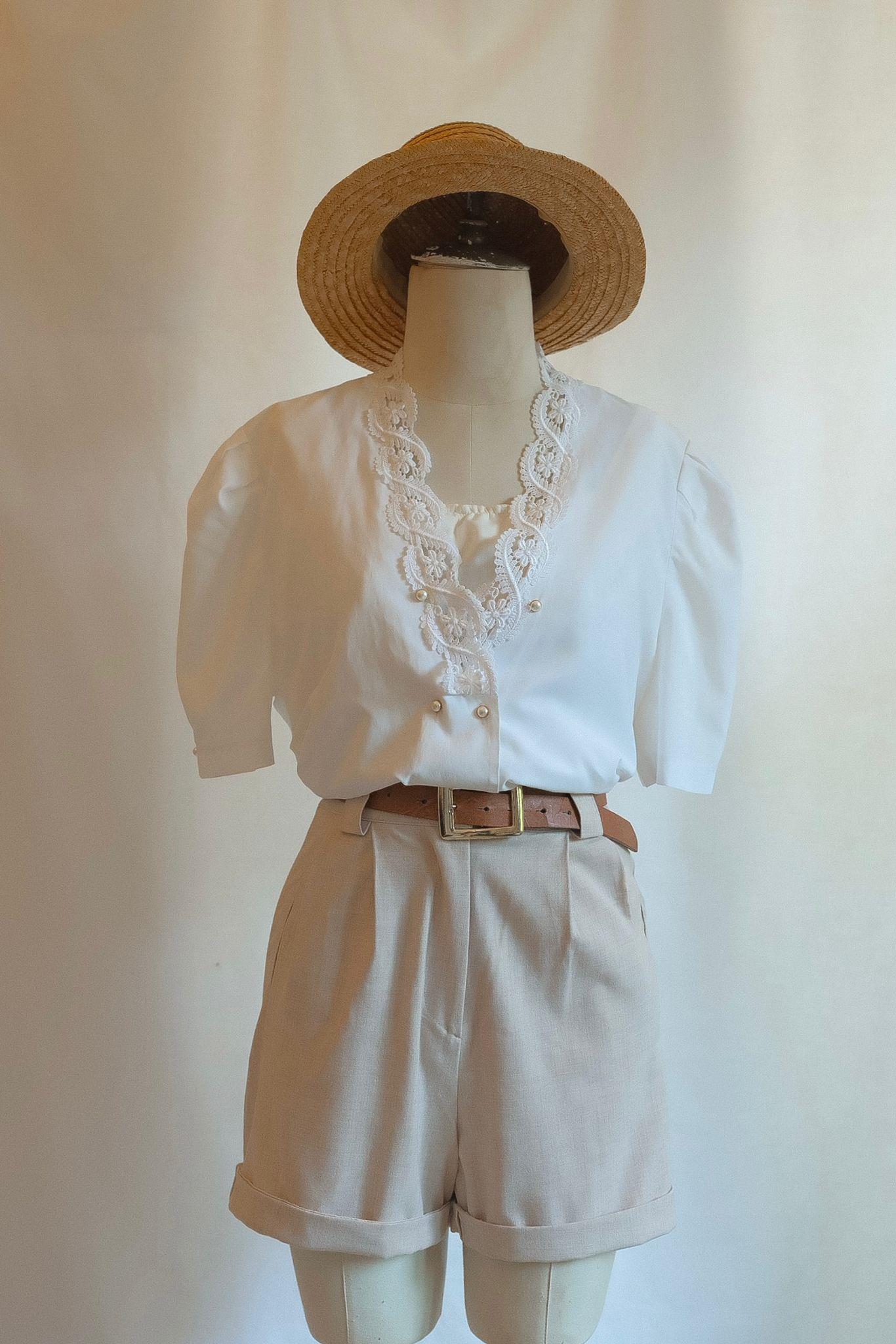 Delikişi Dantel Yaka Gömlek