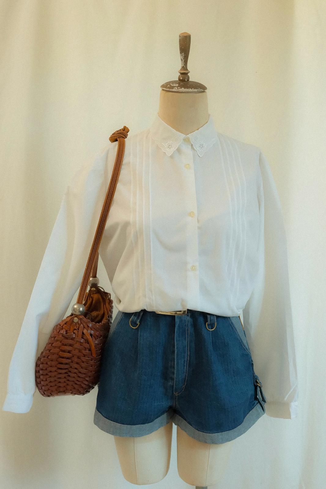 Delikişi Yaka Beyaz Gömlek