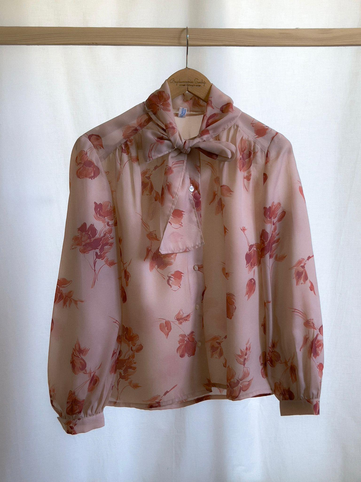 Fular Detaylı Pastel Gömlek