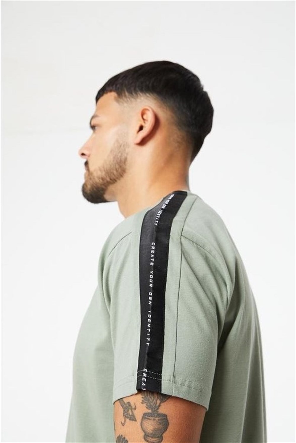 Omuzları Şeritli Yazılı T shirt-Haki