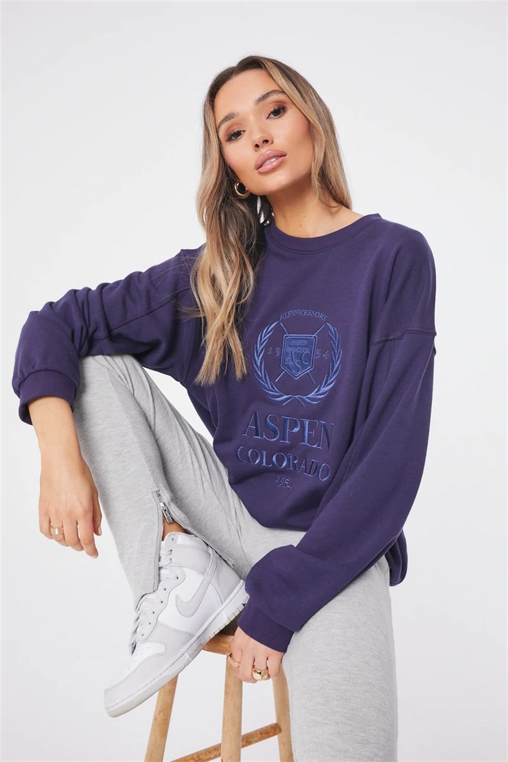 Önü Çelenk Nakışlı  Sweat-Lacivert