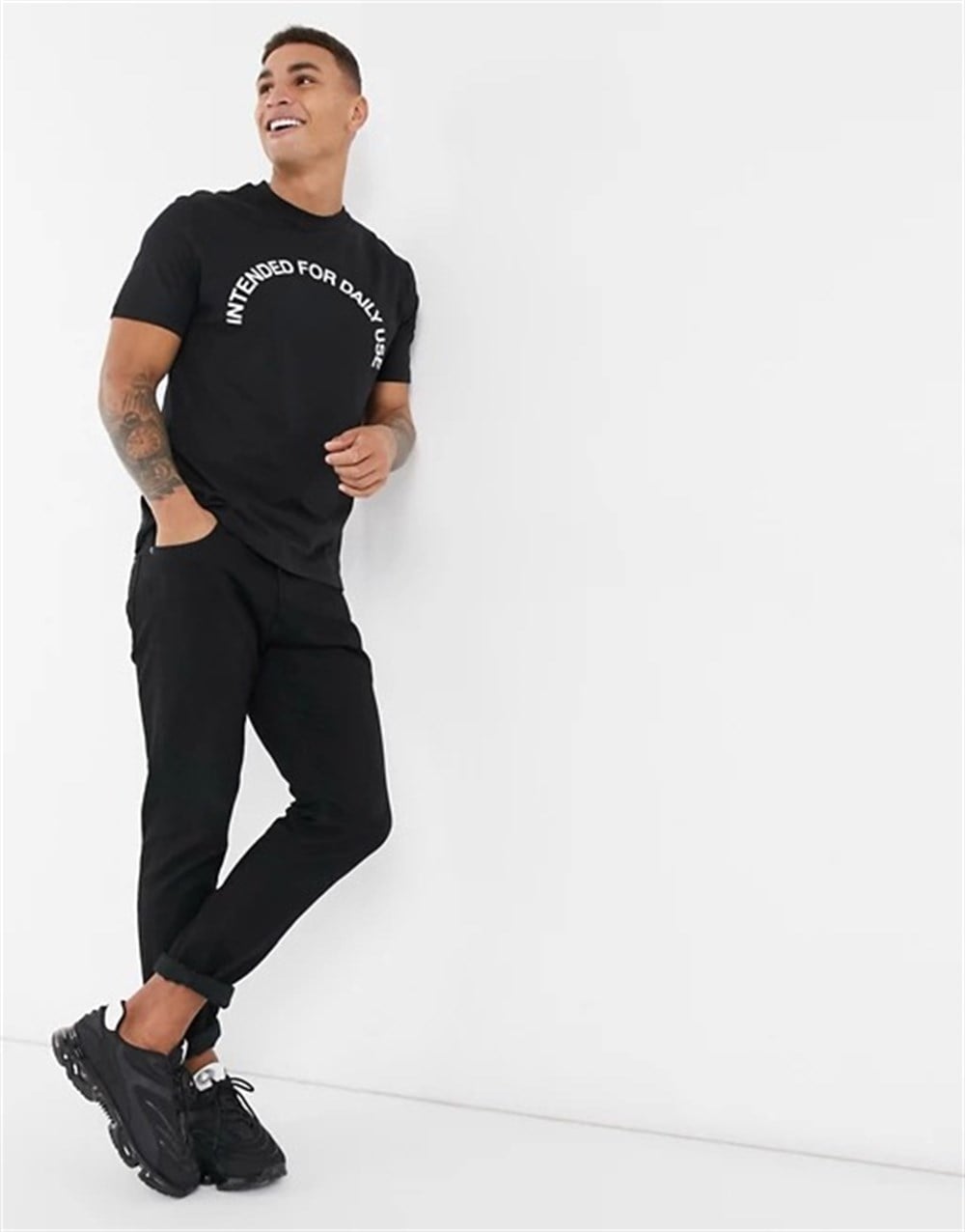 Önü Oval Baskılı  T shirt-Siyah