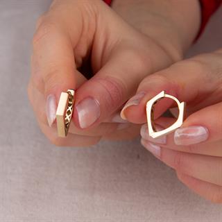 14 Ayar İtalyan V Tasarım Altın Küpe