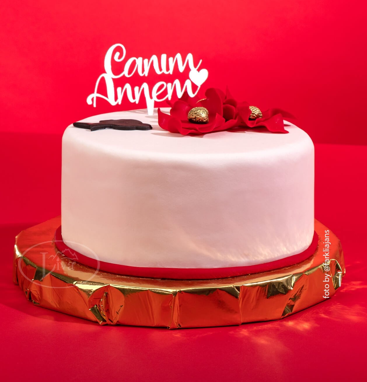 Anneler Günü Kırmızı Çiçekli Özel Pasta