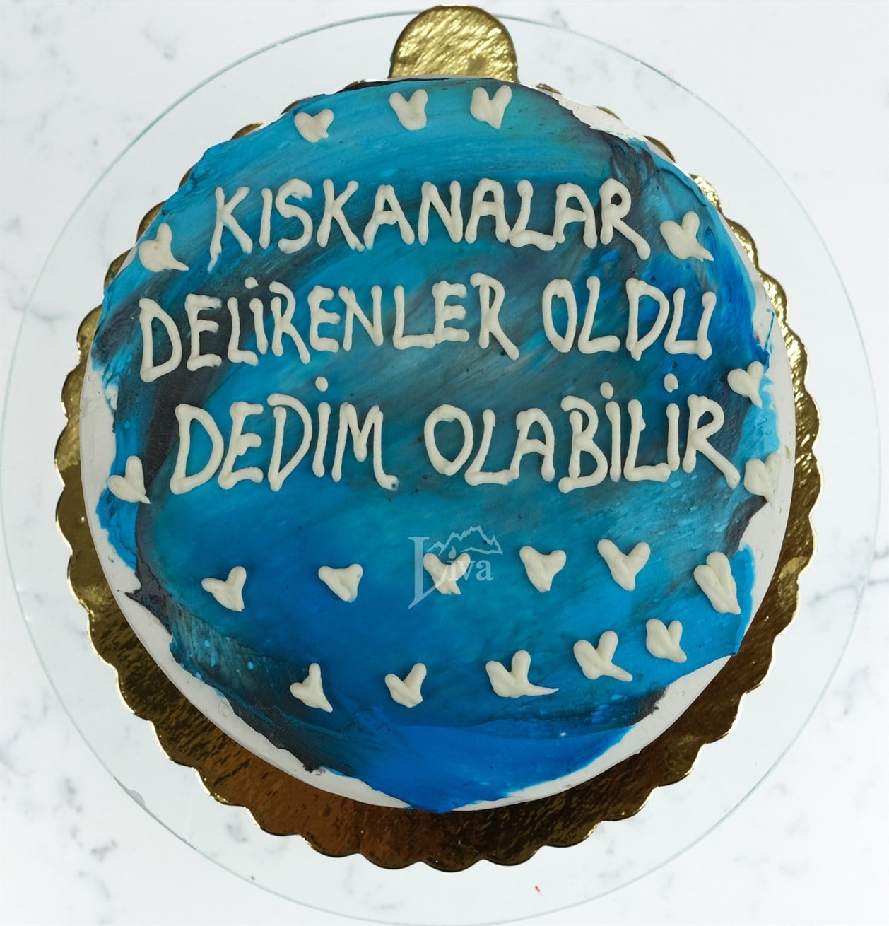 Beyaz Aforizmalı Pasta