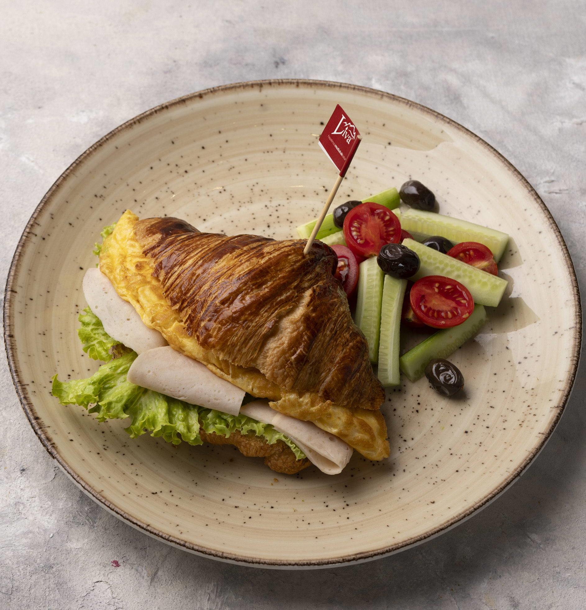 Omletli Kruvasan Sandviç