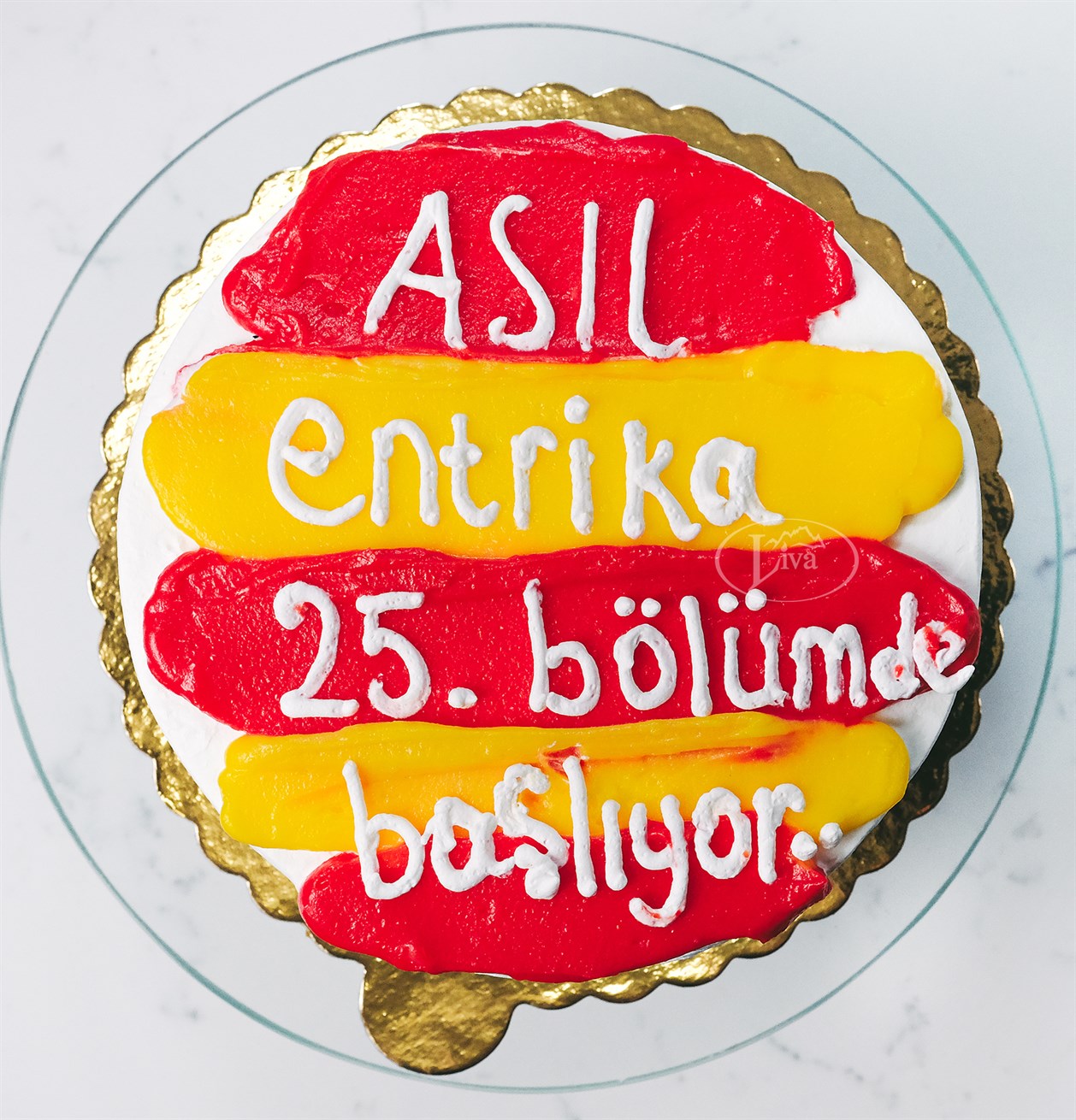 Sarı Kırmızı Aforizmalı Pasta