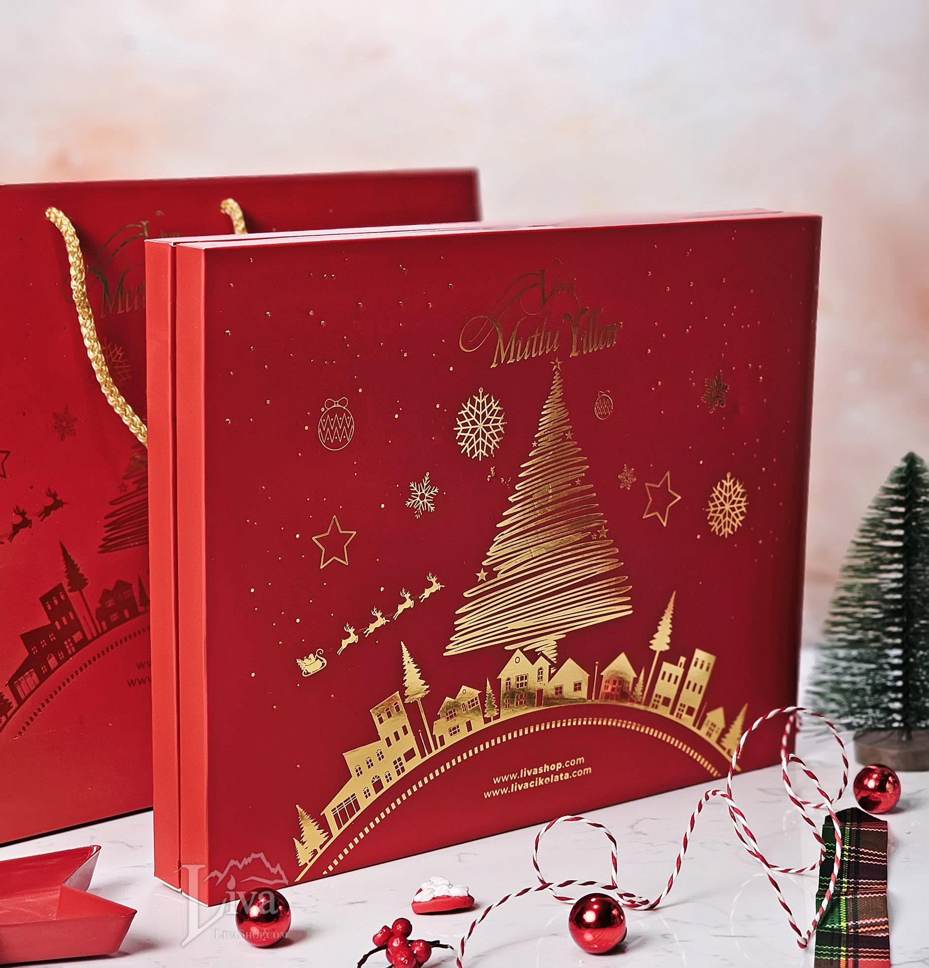 Yılbaşı Çam Ağacı Altında Madlen Çikolata Kutusu