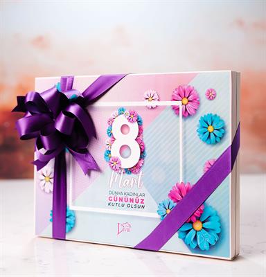 8 Mart Kadınlar Günü Çiçek Tasarımlı Kutu (42 Adet Yaldızlı Kalp Çikolata)