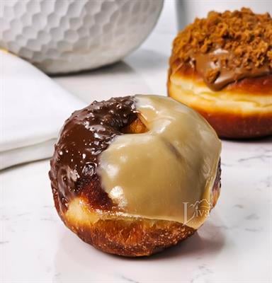 Beyaz ve Bitter Çikolata Soslu Donut