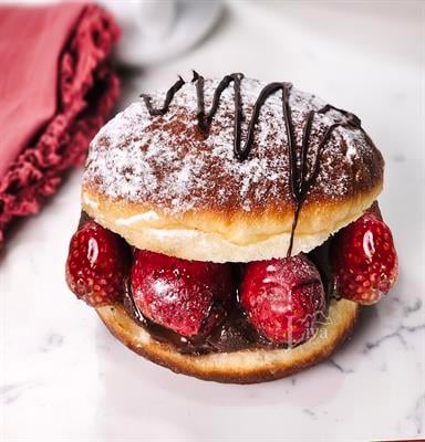 Çilekli Çikolata Kremalı Alman Pastası