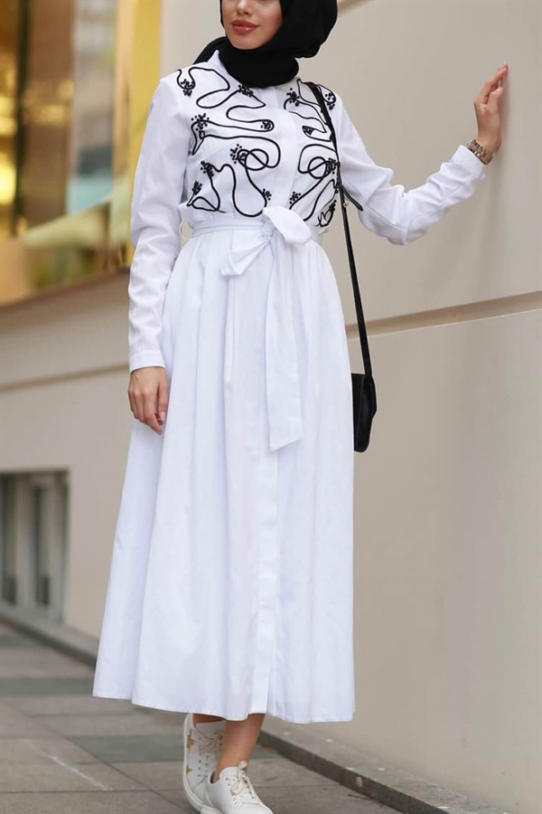 Astarlı İşleme Detaylı Kuşaklı Elbise - Beyaz - Tesettür Elbise