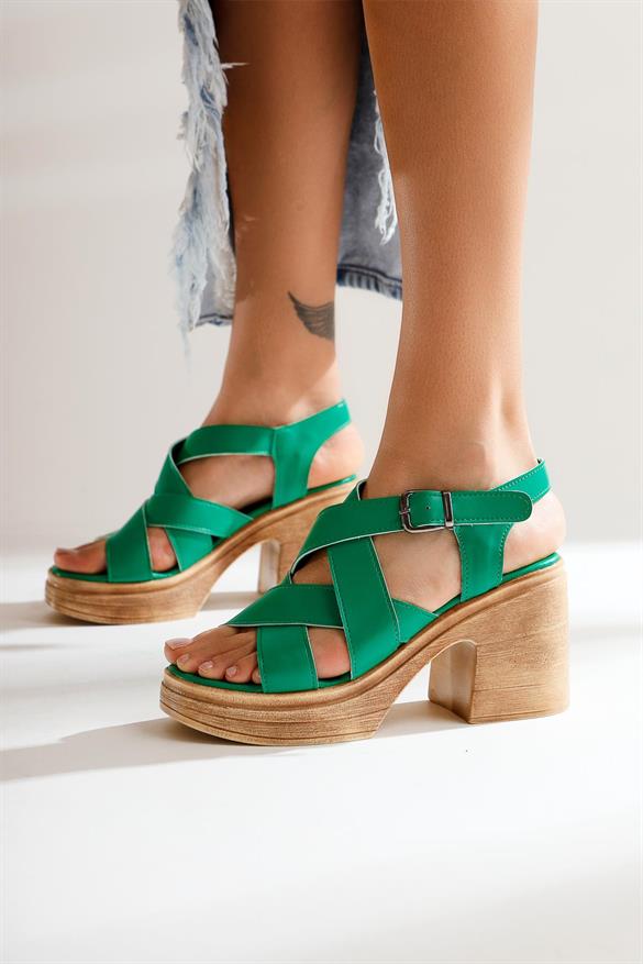 Mebel Yeşil Çapraz Bantlı Kalın Topuklu Sandalet
