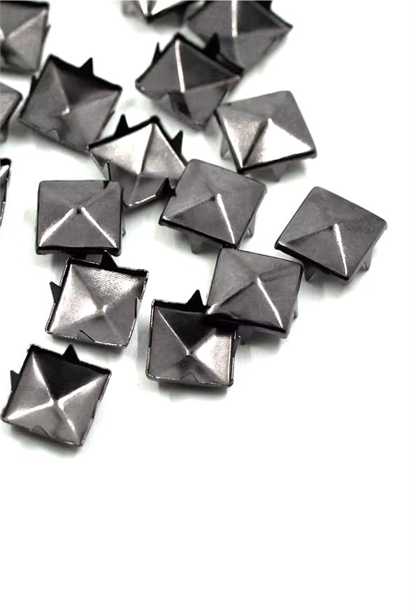 Süs Tırnaklı Platin Çakma Kare Piramit 10 mm 20 Adet Metal Trok