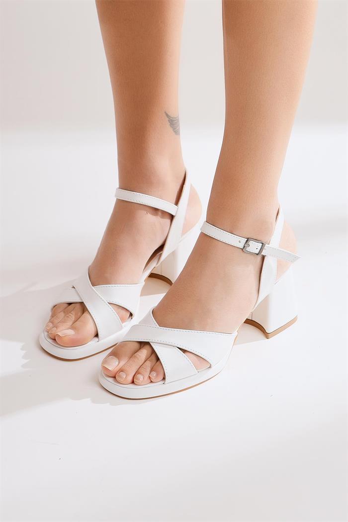 Jenn Beyaz Çapraz Bantlı Topuklu Sandalet