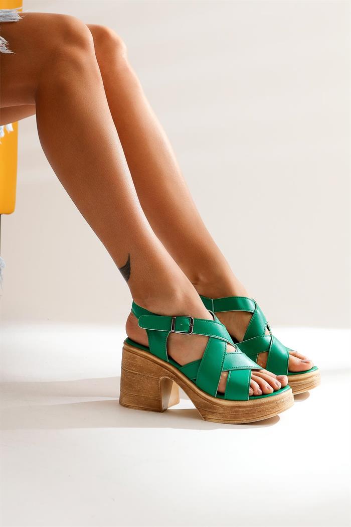 Mebel Yeşil Çapraz Bantlı Kalın Topuklu Sandalet