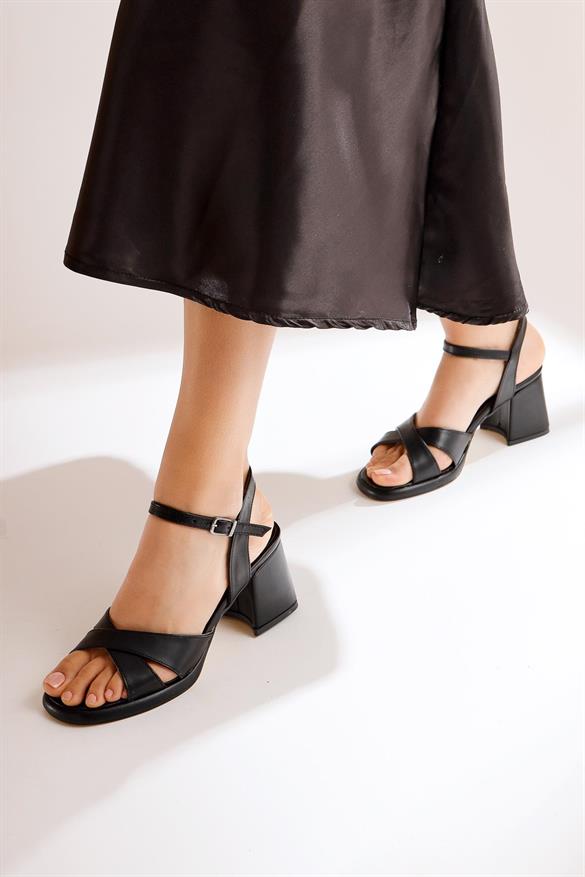Jenn Siyah Çapraz Bantlı Topuklu Sandalet