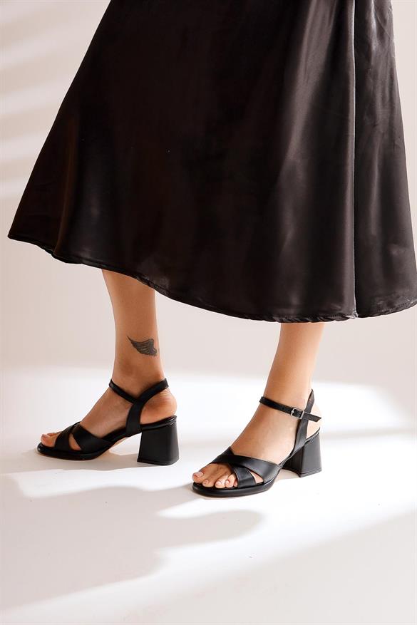 Jenn Siyah Çapraz Bantlı Topuklu Sandalet