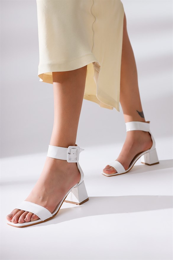 Rosella Beyaz Kırışık Rugan Kalın Bantlı Orta Topklu Ayakkabı