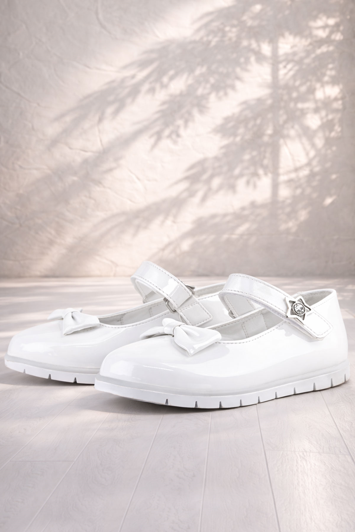 Rakerplus Beyaz Rugan Fiyonklu Yıldız Detaylı Cırtlı Kız Çocuk Babet