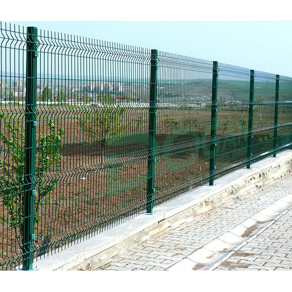 Modern PVC panel çit uygulaması – bahçe ve arsa çevresi için ideal çözüm