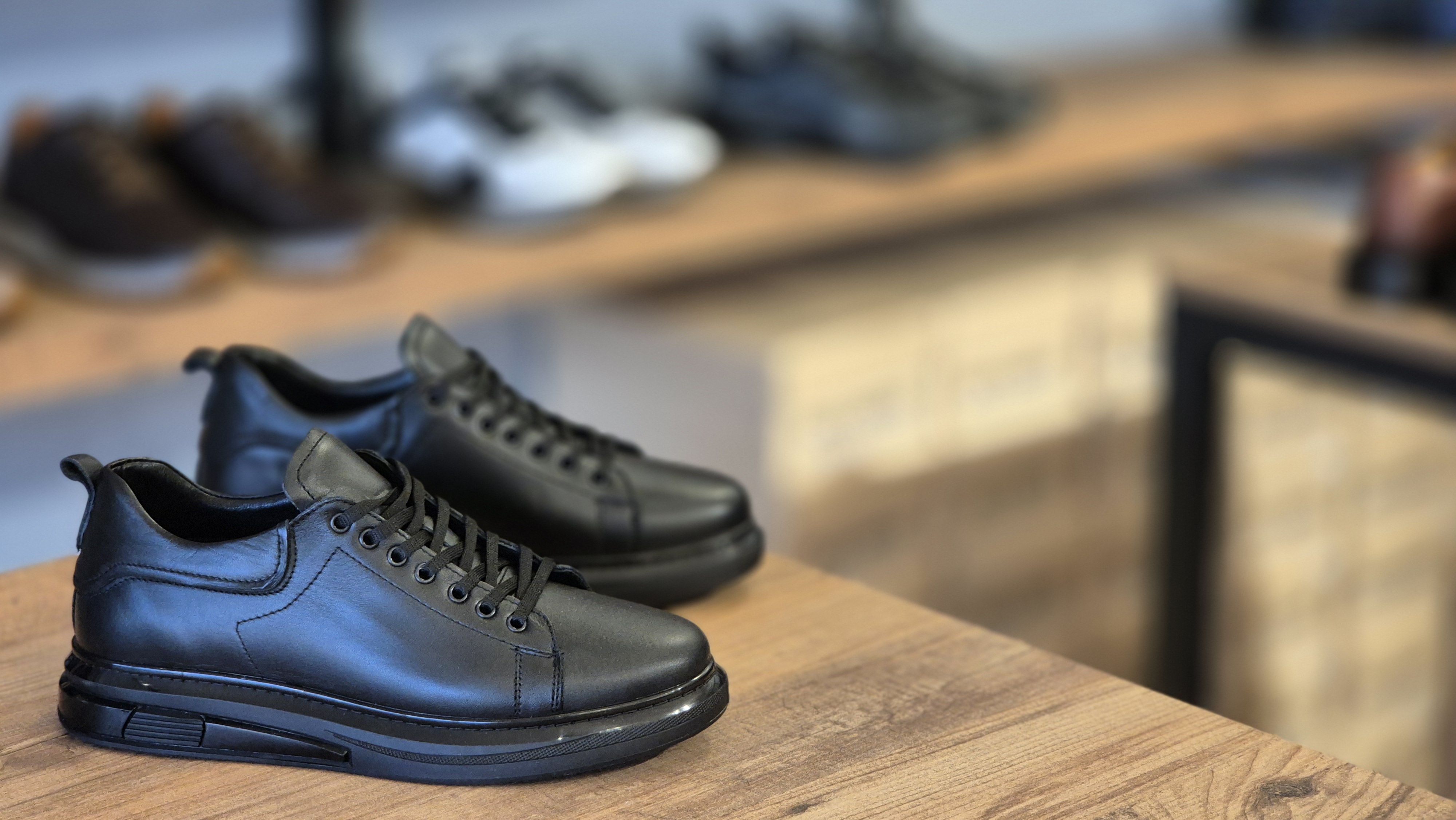 Rahatlığı ve estetiği bir arada sunan Emende Ayakkabı, dayanıklı malzemeleri ve şık tasarımlarıyla her ortamda fark yaratmanızı sağlıyor. Ayak sağlığınızı önemseyen özel tasarımlarımızla gün boyu konforun tadını çıkarınRahatlığı ve estetiği bir arada sunan Emende Ayakkabı, dayanıklı malzemeleri ve şık tasarımlarıyla her ortamda fark yaratmanızı sağlıyor. Ayak sağlığınızı önemseyen özel tasarımlarımızla gün boyu konforun tadını çıkarın