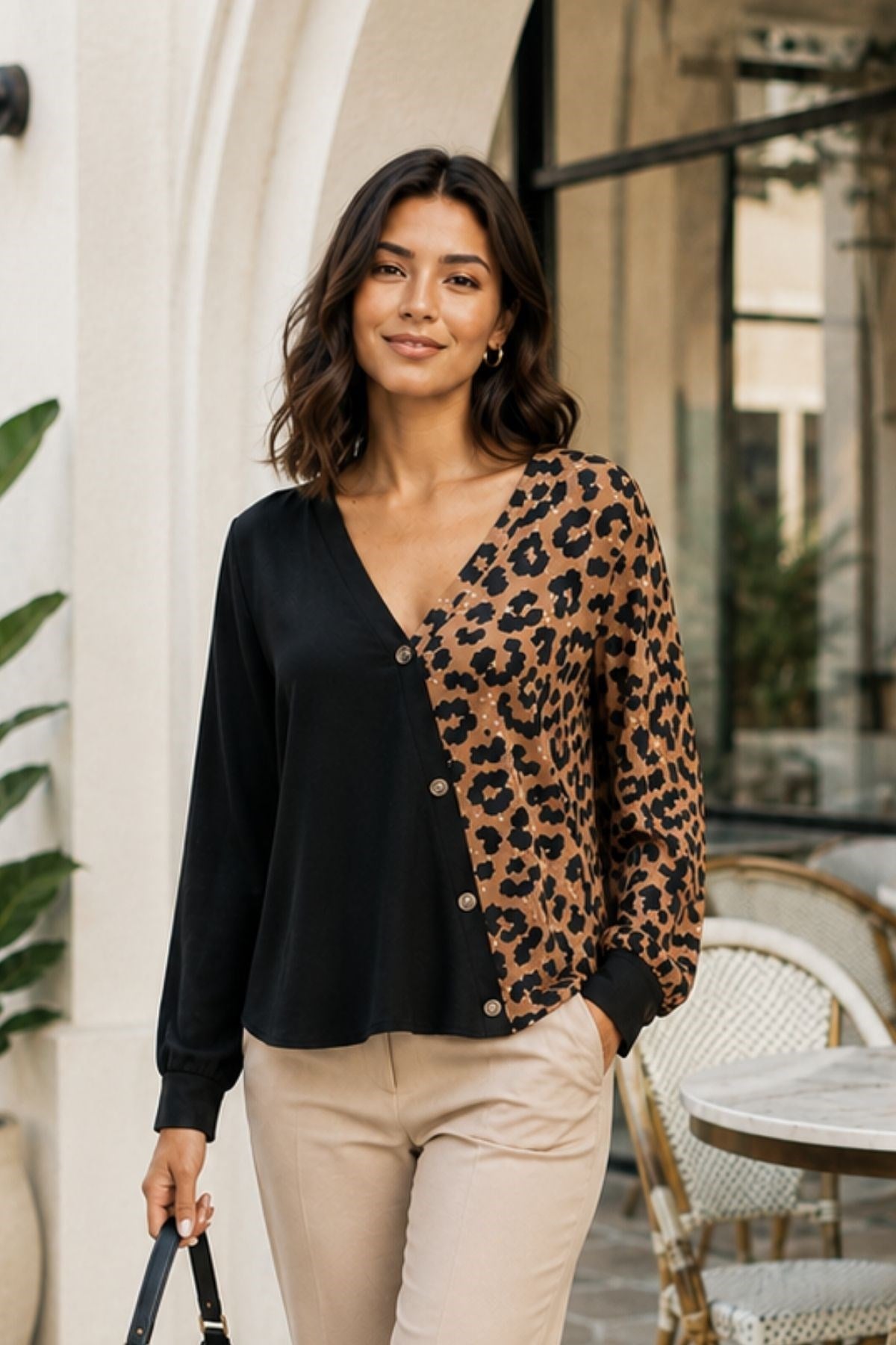 V Yaka Düğmeli Desenli Modal Bluz - Leopar