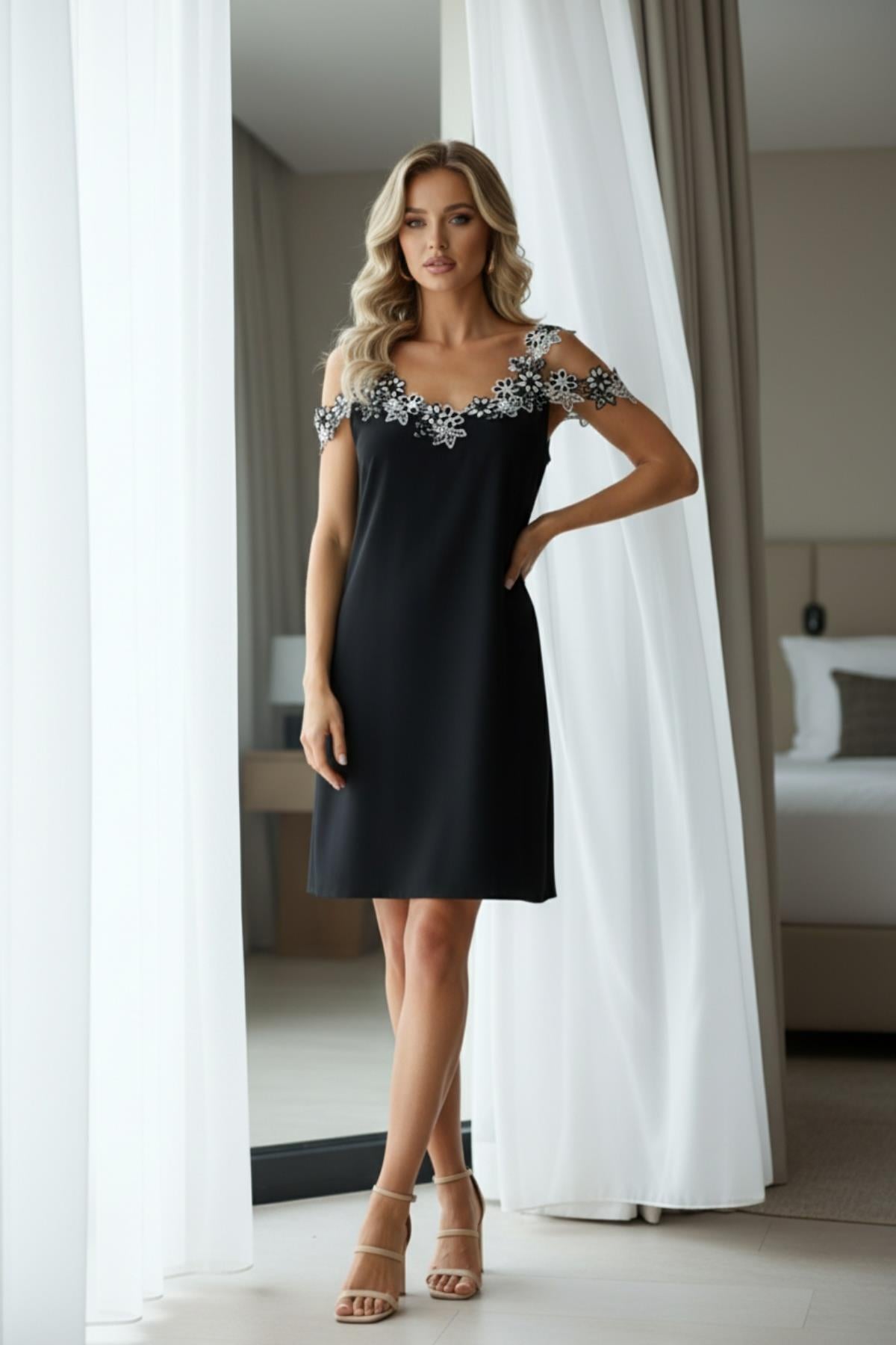 Çiçek Dantelli V Yaka Zarif Tasarım Askılı Viskon Elbise - Siyah