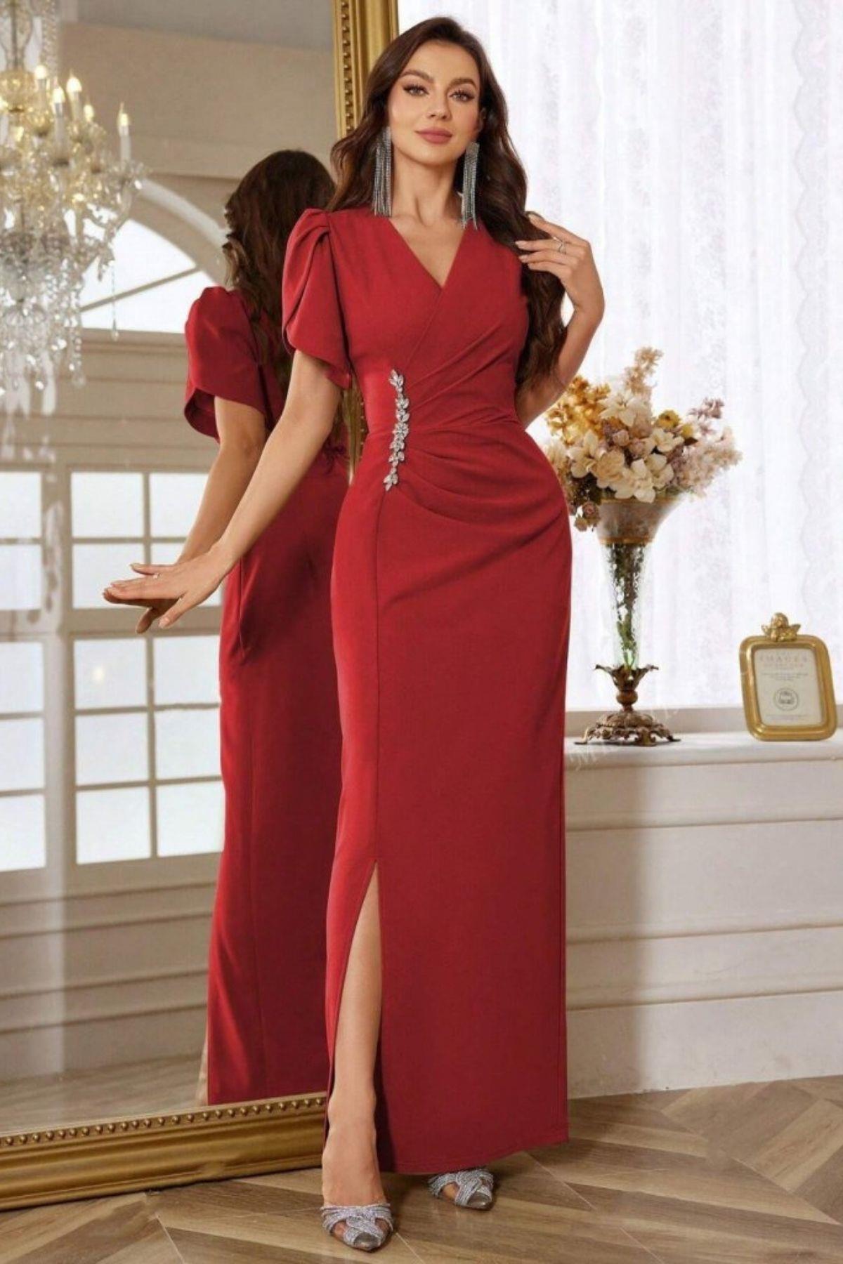 Sim Taş Detaylı Yırtmaçlı Kruvaze Yaka Abiye Elbise - Kırmızı